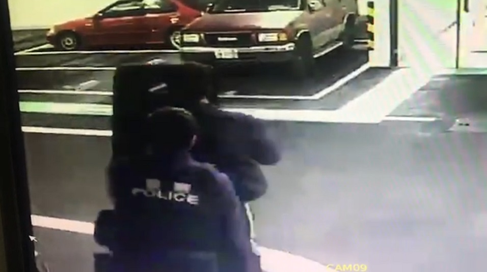 警方不敢大意拿出防彈盾牌逐層搜索，宋嫌見無路可逃才投降就逮。（翻攝民眾提供監視器畫面）