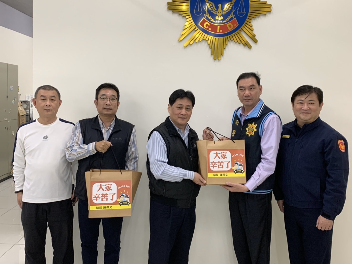 新北市警局長陳檡文也在下午前往新莊分局慰問破案相關員警。（翻攝畫面）