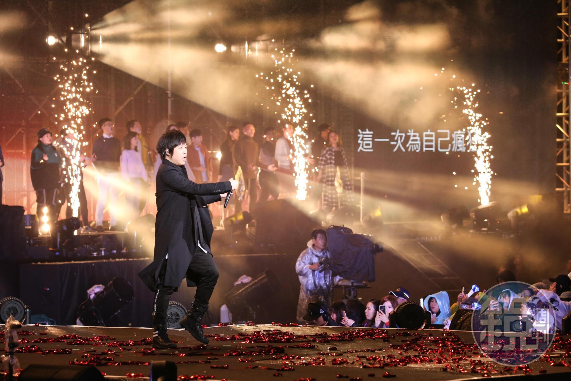 五月天在80位阿卡貝拉人聲伴唱下合唱〈成名在望〉。