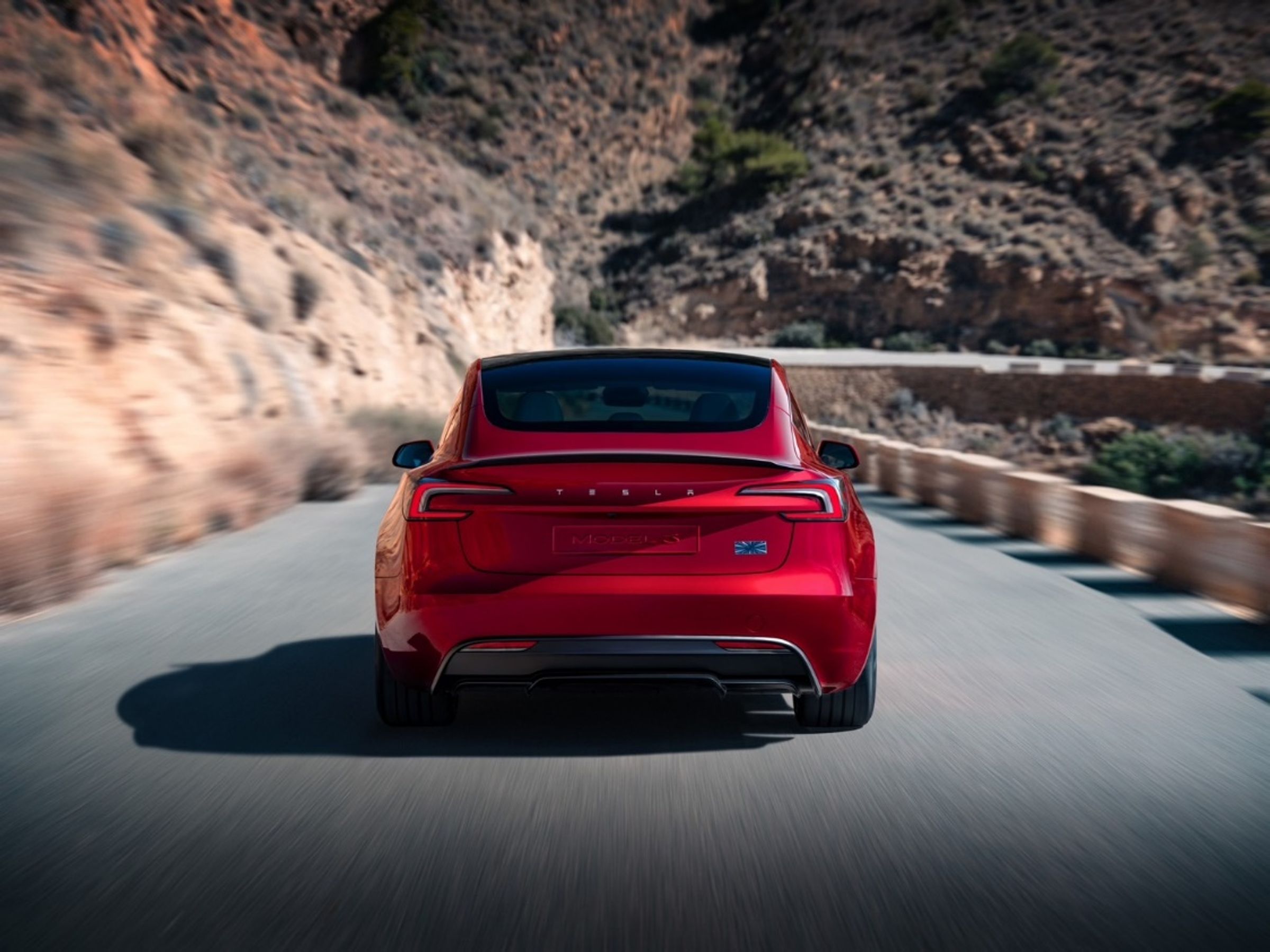 Model 3 Performance 標準配備碳纖維擾流尾翼與專屬 Performance 標誌圖案銘牌。
