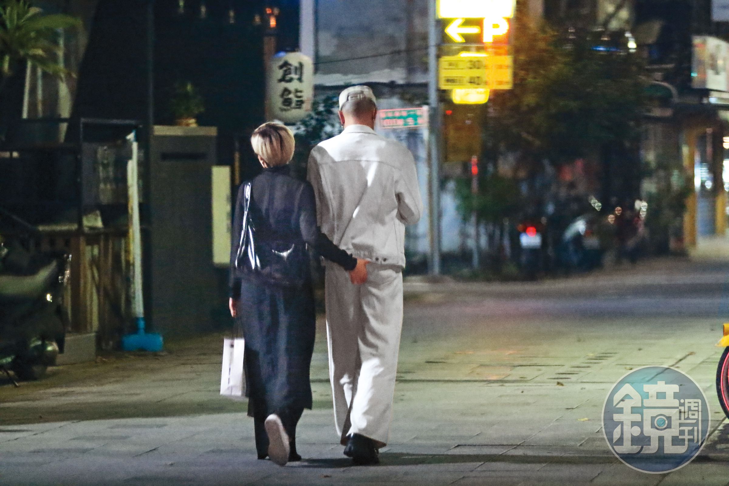 黃宣和經紀人女友Elsie邊走路邊上演抓屁屁戲碼。