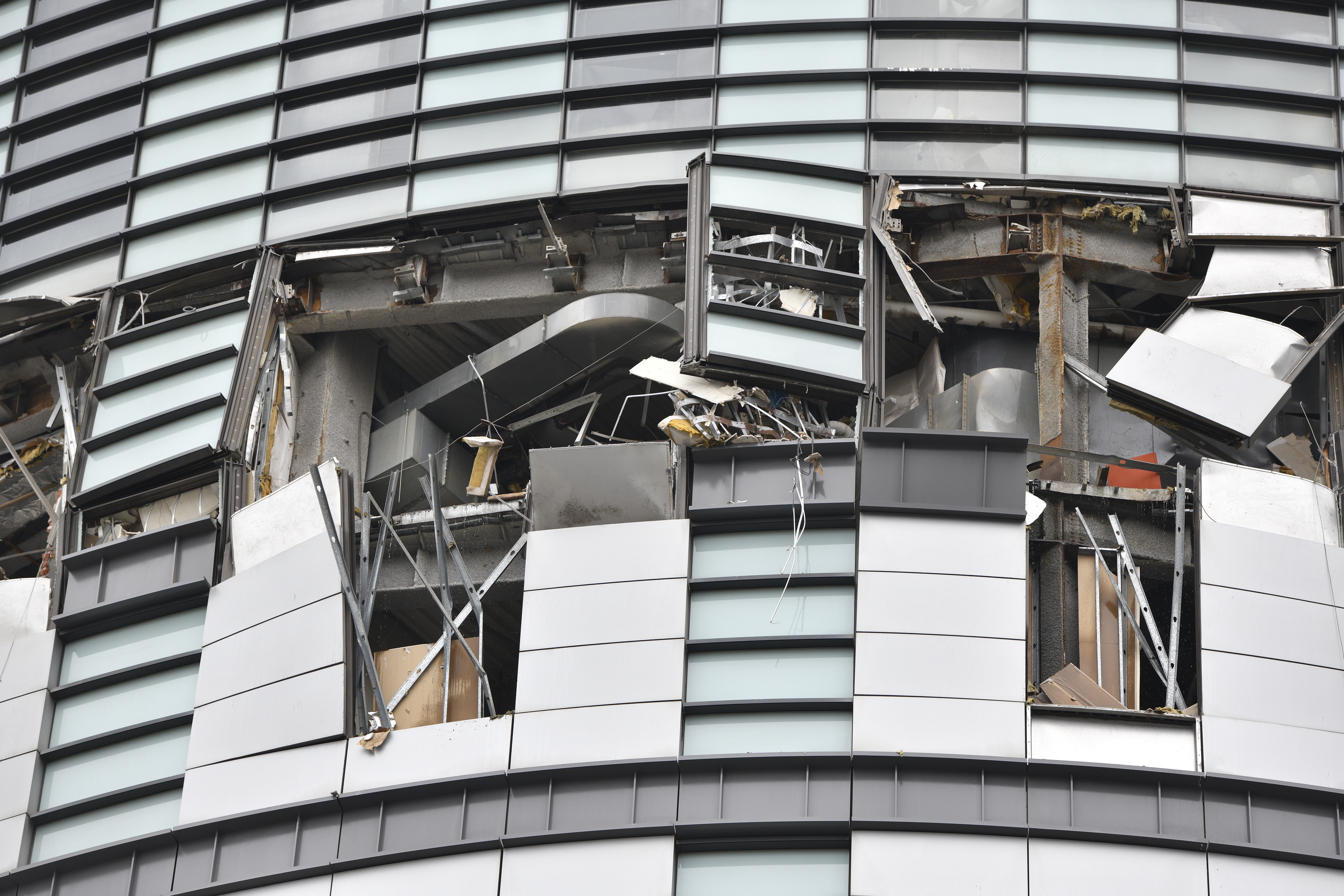 台中地檢署偵辦新光三越百貨13日氣爆事件，將參考重傷工人敘述以釐清事故起因。