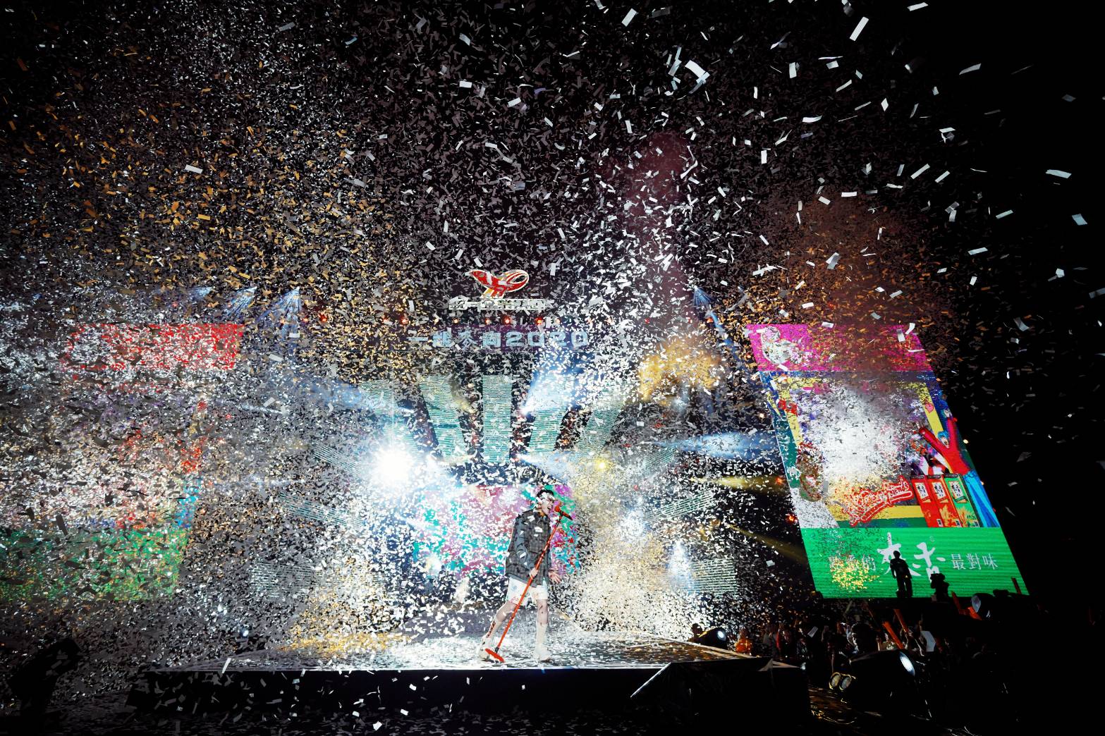 【圖輯】高雄跨年蕭敬騰紙片雨炸滿場　韓國瑜回歸陪倒數