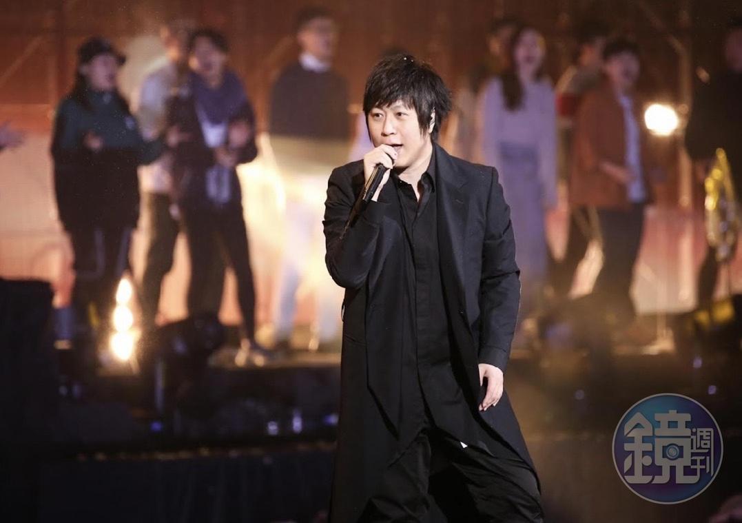五月天跨年夜，連趕兩場演出。