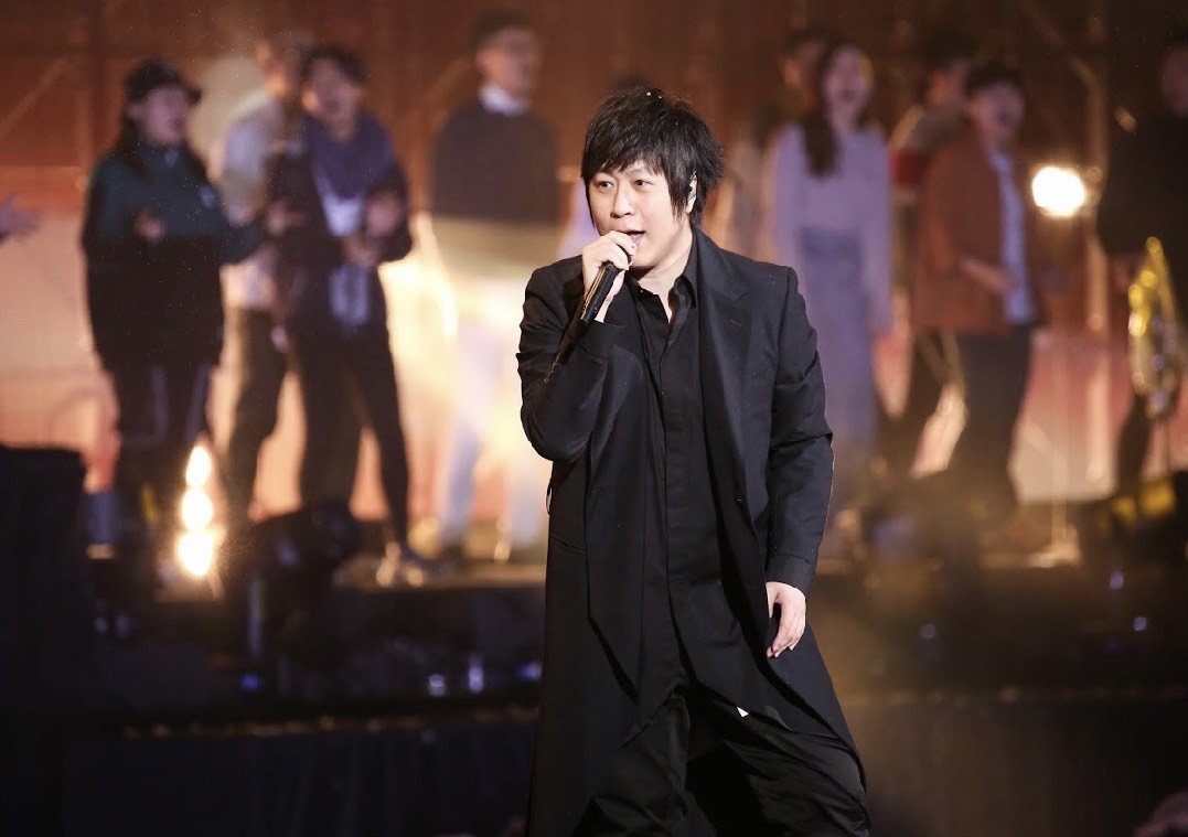 五月天跨年夜，連趕兩場演出。