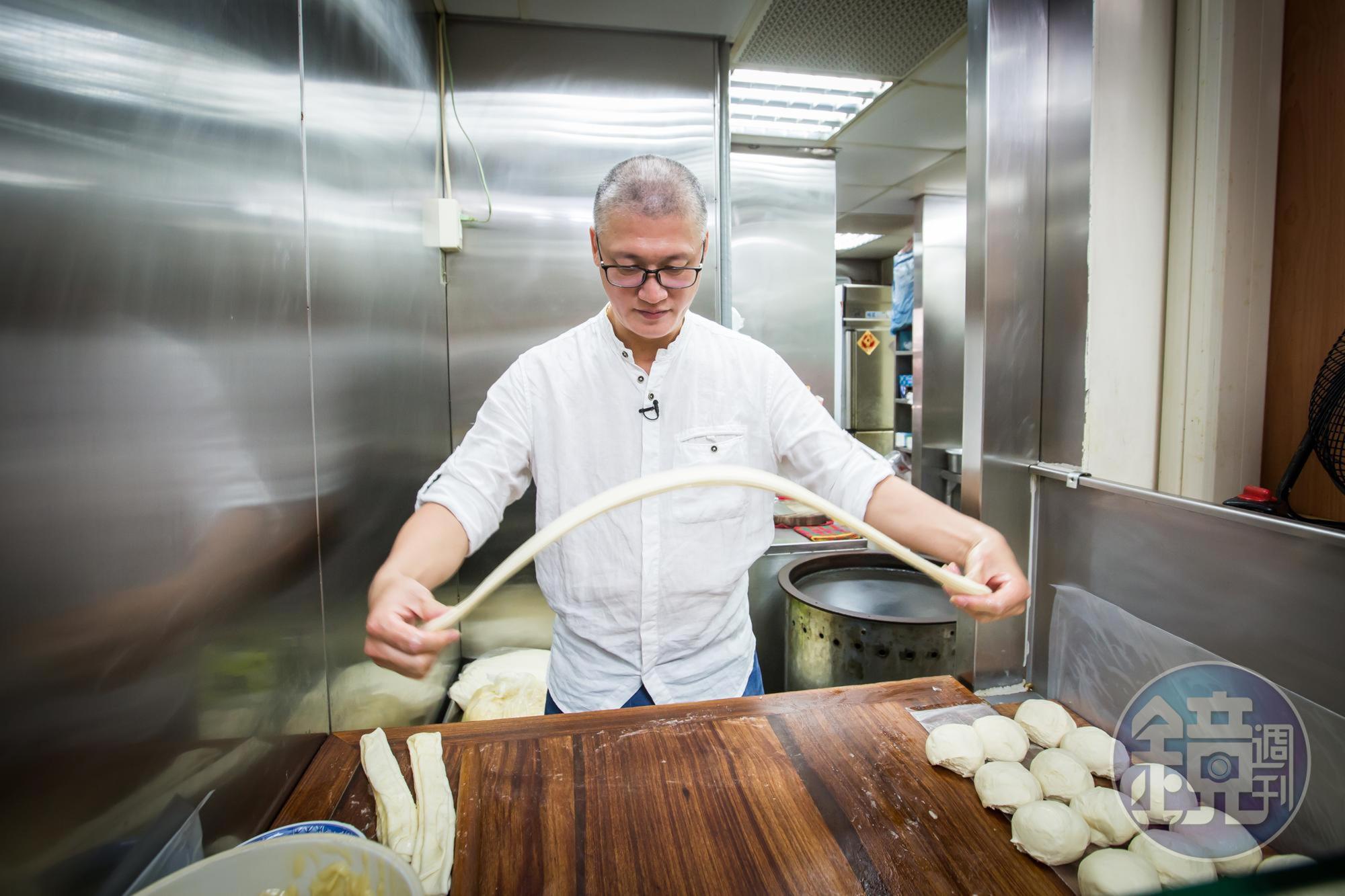 穆記的斤餅特別被2019年米其林指南點名必吃,為防止同行抄襲,製作的餅台不允許拍照。