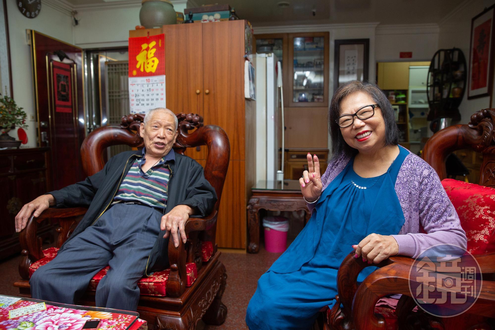 穆記第一代老闆穆傳財（左）與太太鍾紫嫺（右）為養家而創業，以蚵仔麵線路邊攤起家。
