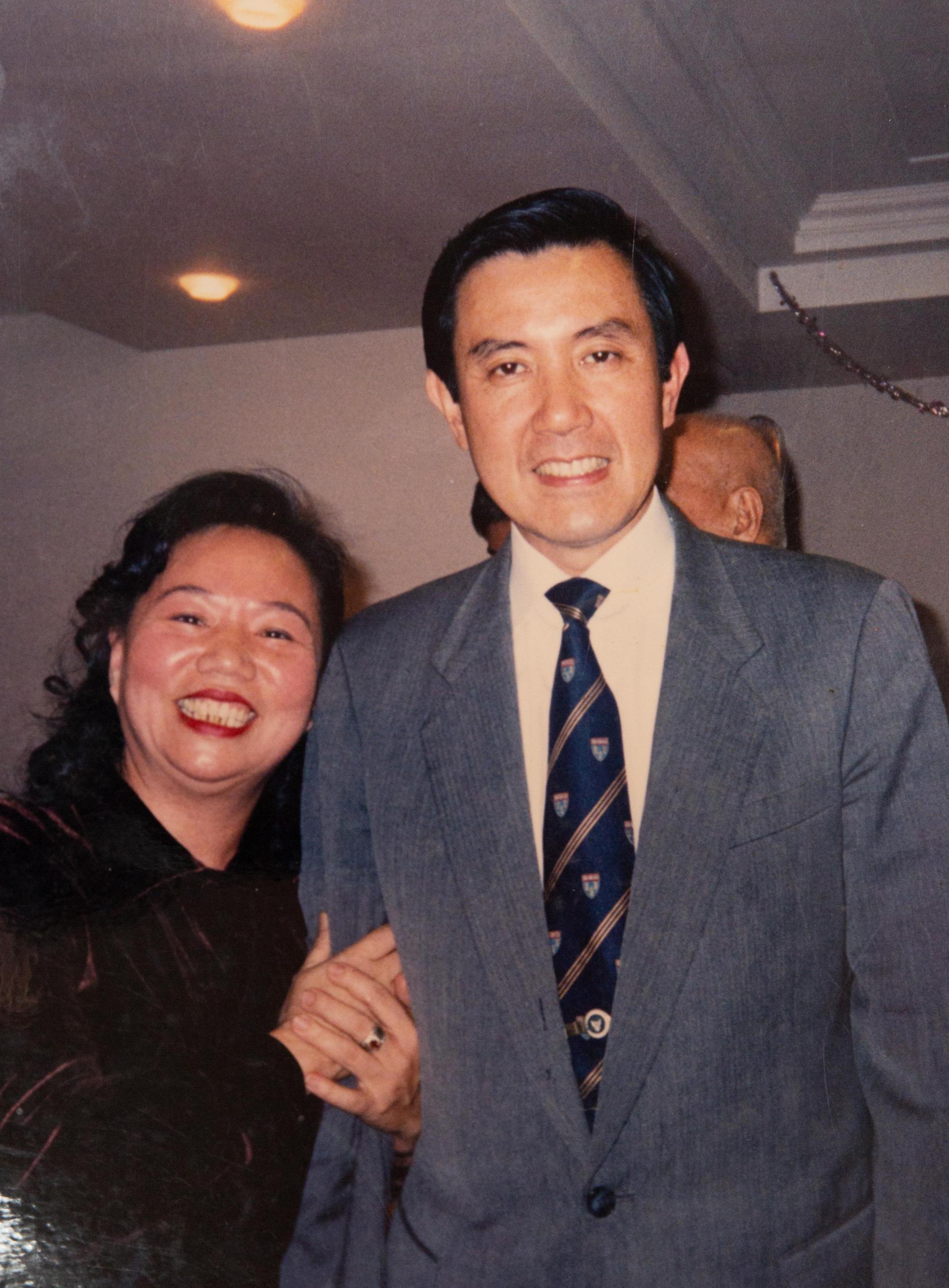 時任台北市長的馬英九（右）是穆記的常客，還參加穆記的尾牙，與第一代鍾紫嫺留下合影。（穆記提供）