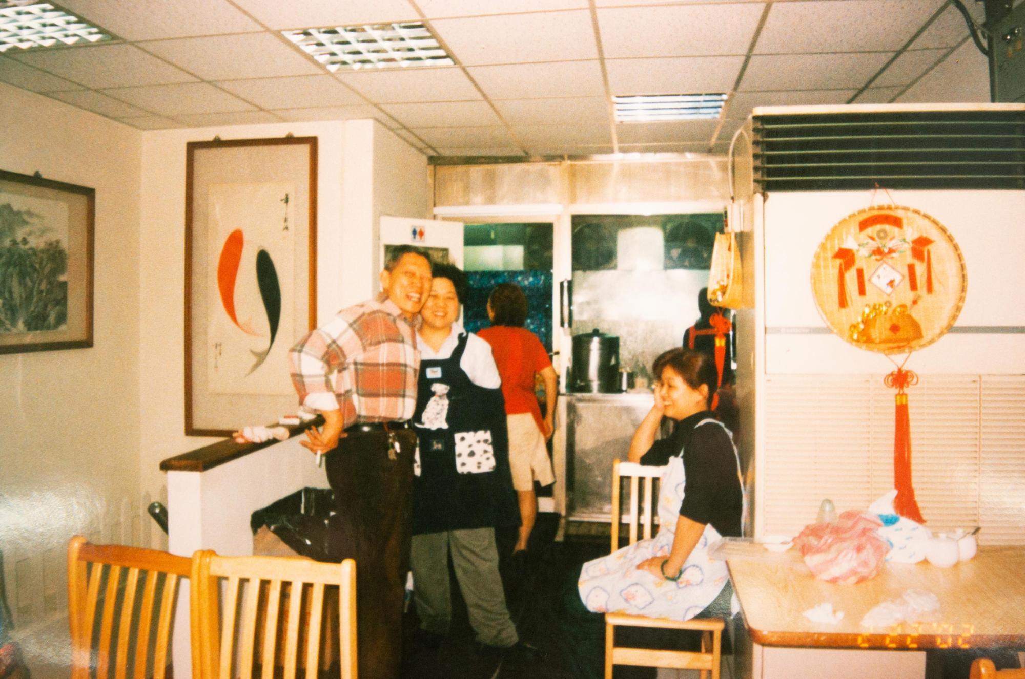 穆傳財（左）為控制品質，獨攬許多工作，也因此累出不少職業傷害。（穆記提供）
