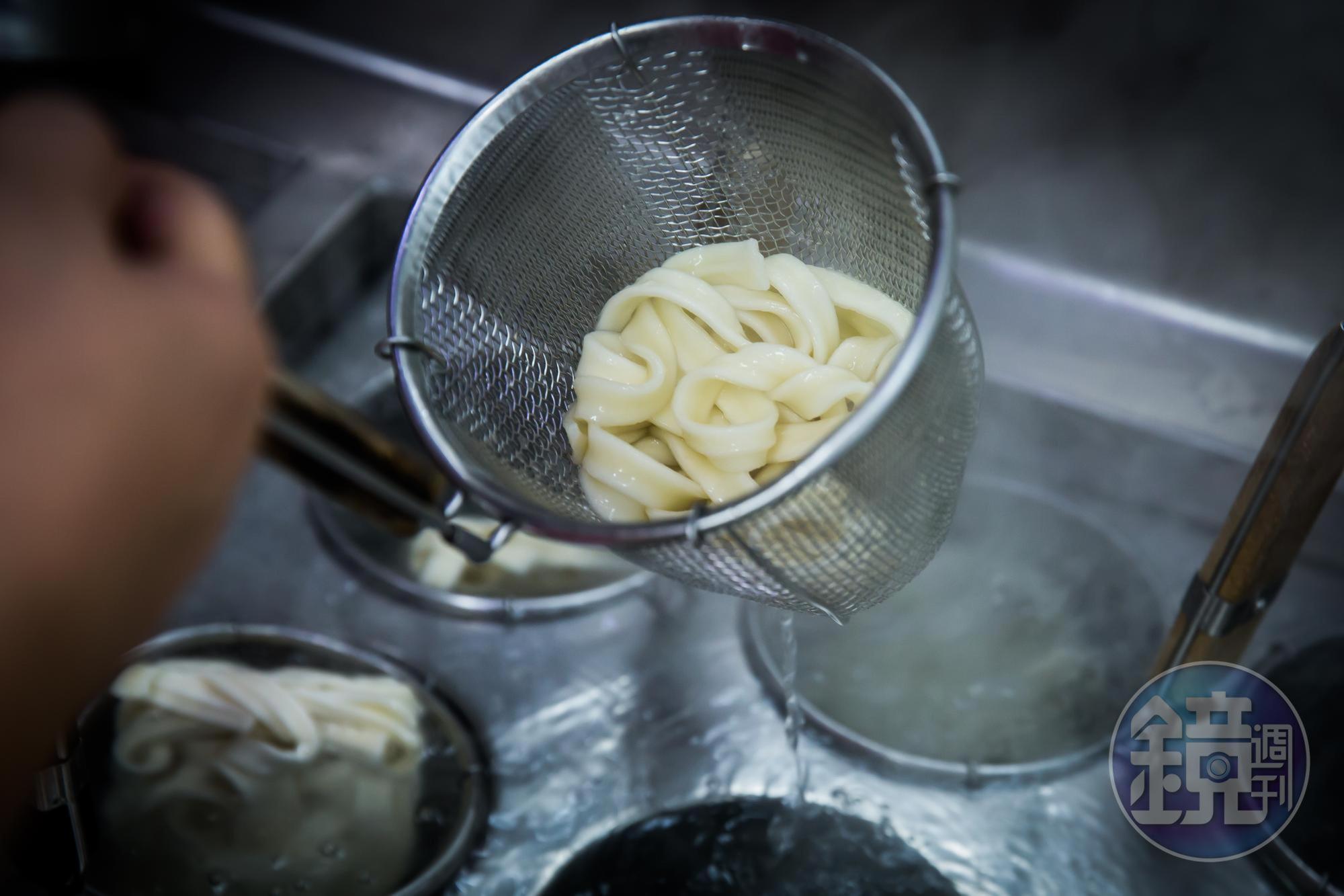周泰龍將麵條換成成本比一般貴5倍的冷凍熟食麵，確實讓煮熟的速度加快，品質也更穩定。