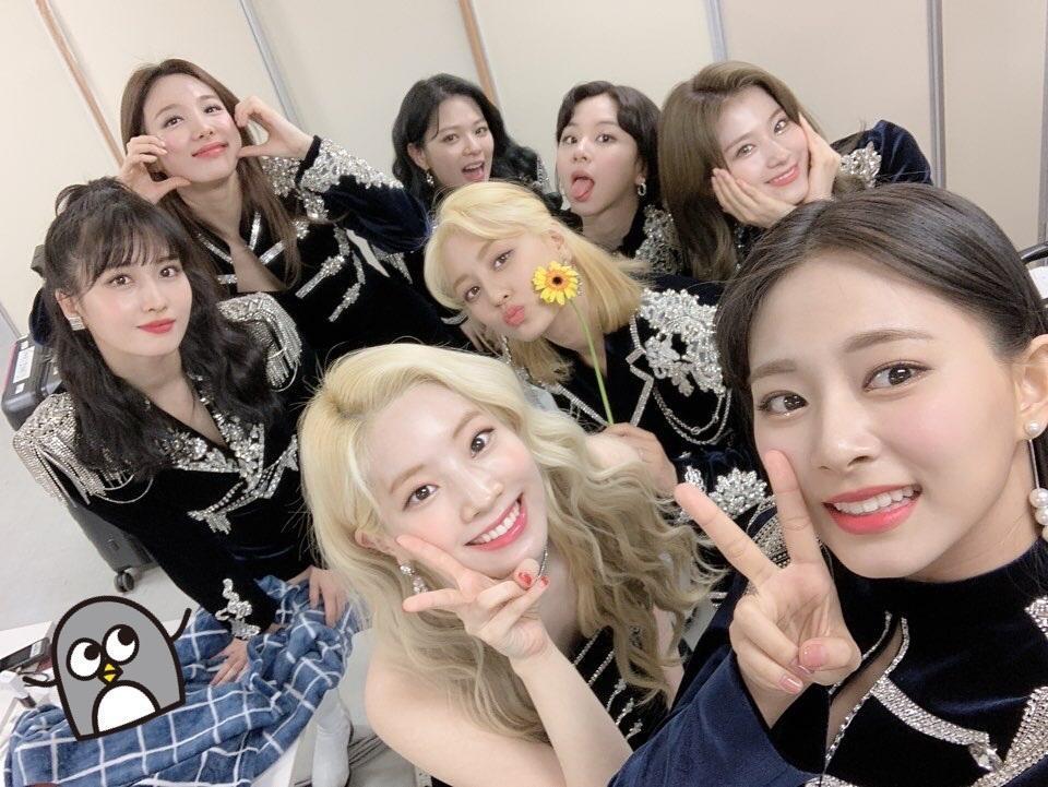 TWICE昨在日本NHK紅白大賞表演,留下跨年合照。(網路圖片)