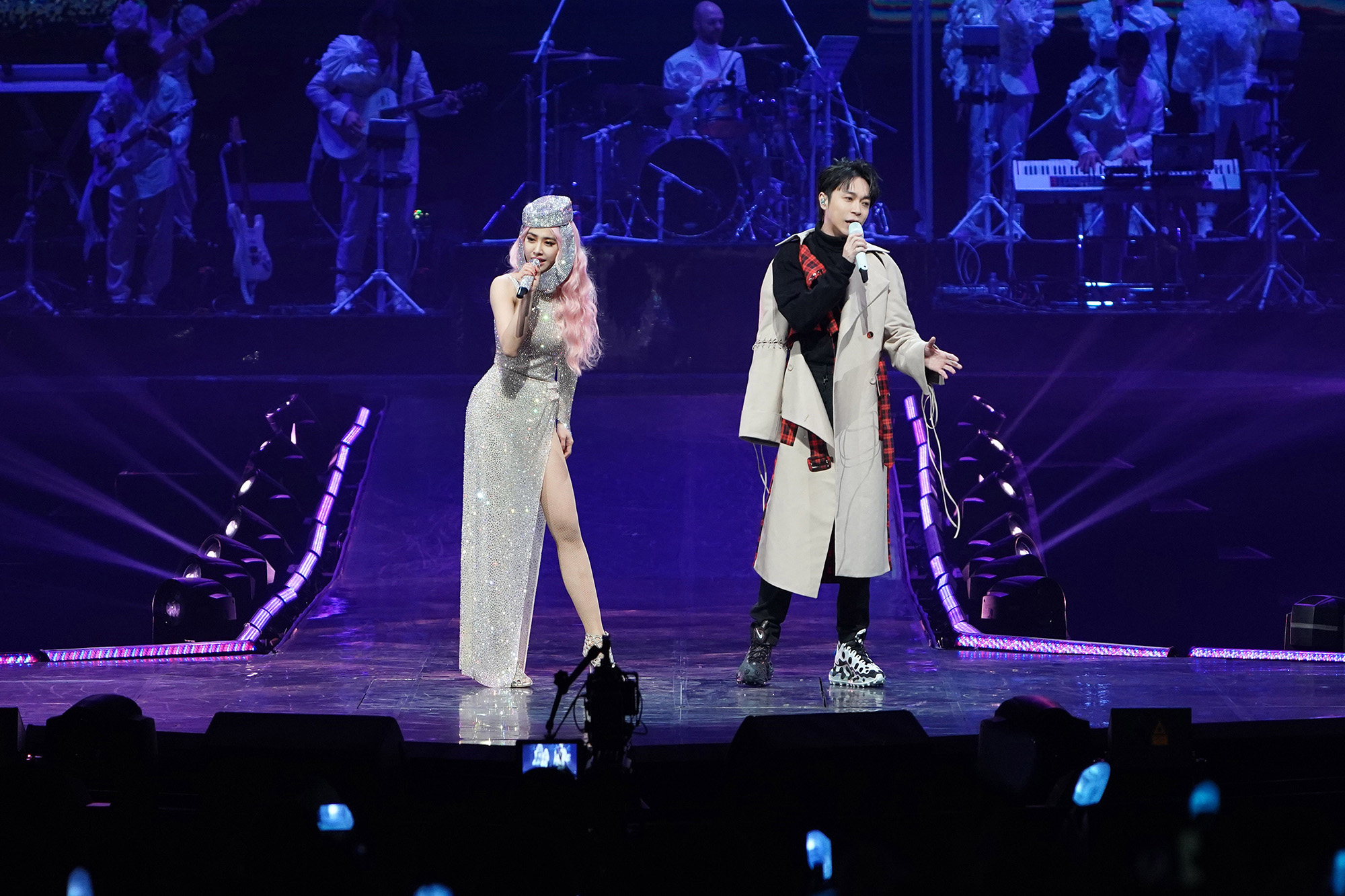 蔡依林與青峰在演唱會上亂聊，讓粉絲們看得很過癮。（翻攝自吳青峰臉書）