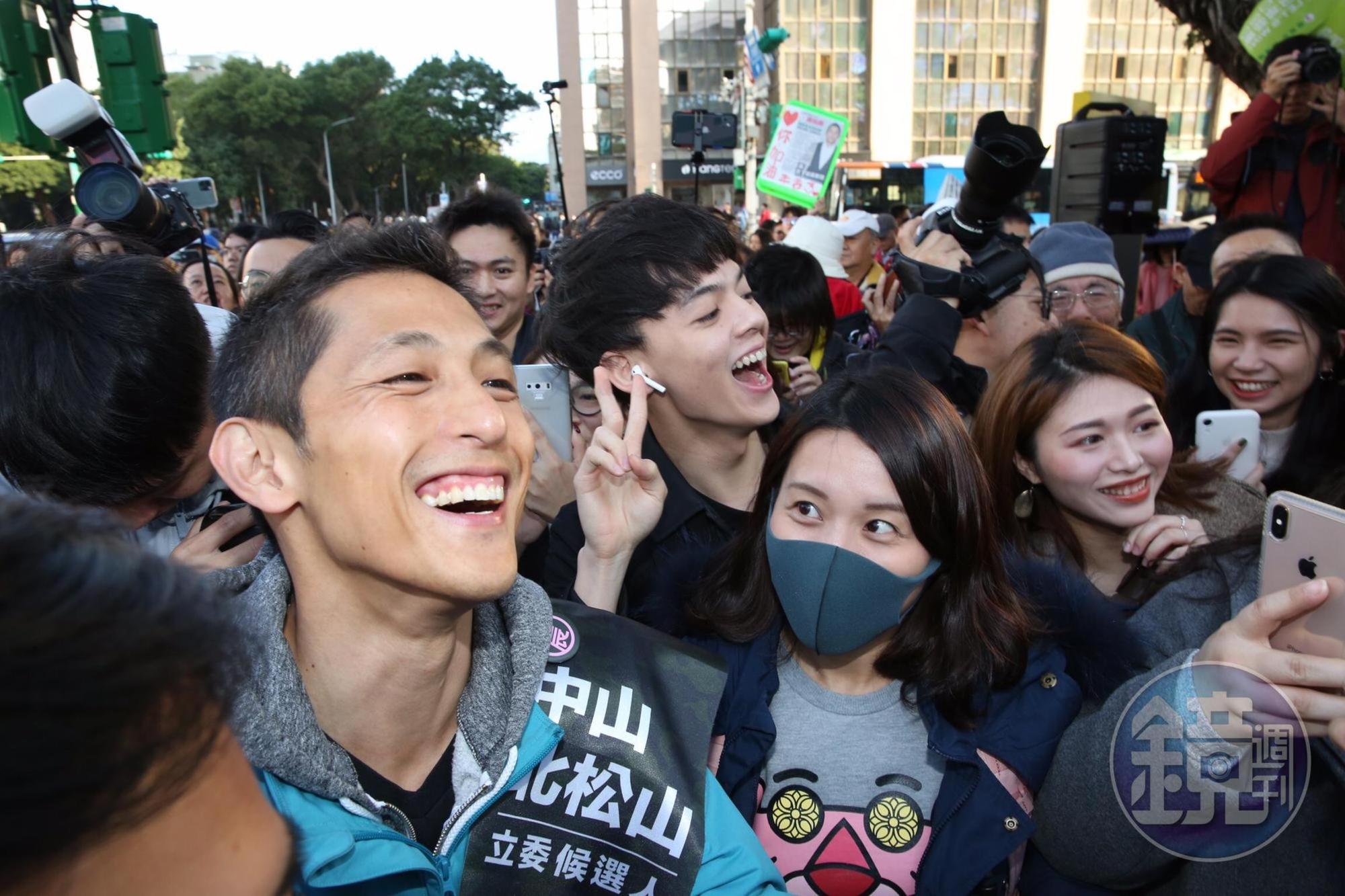 民進黨立委候選人吳怡農街頭拜票吸引不少支持者到場與他合照。