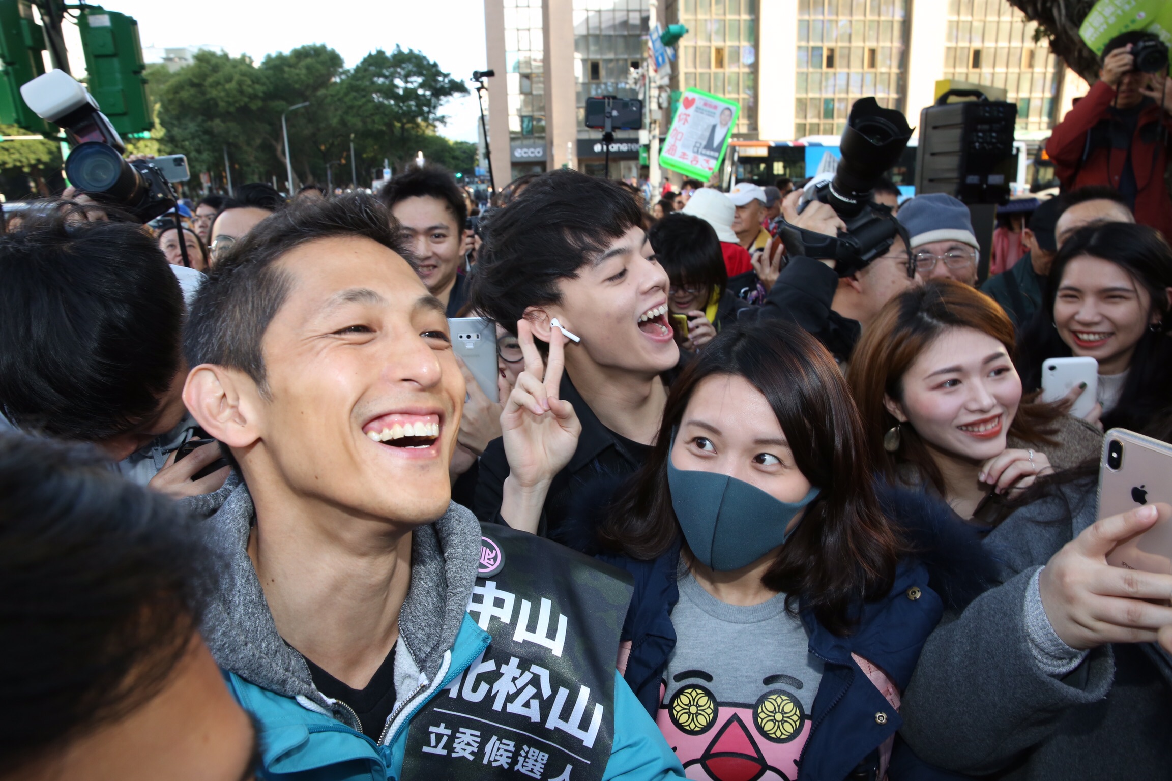 民進黨立委候選人吳怡農街頭拜票吸引不少支持者到場與他合照。