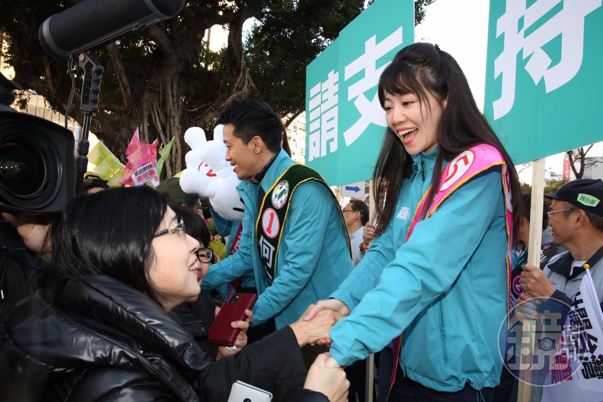 民進黨立委選將今早齊上街頭拜票，不少支持者上前握手加油。