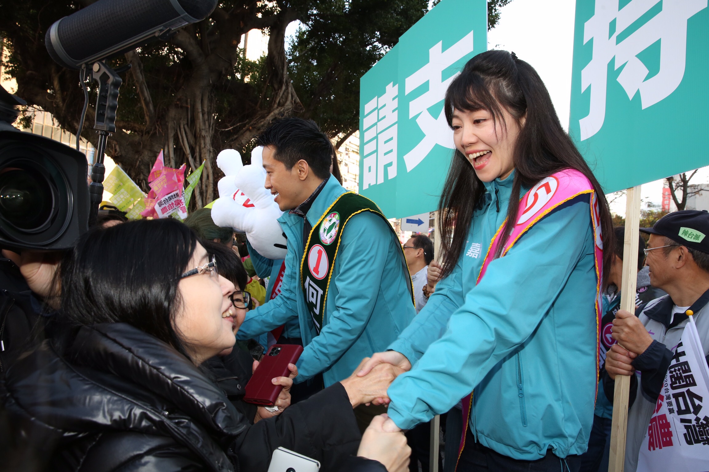 民進黨立委選將今早齊上街頭拜票，不少支持者上前握手加油。