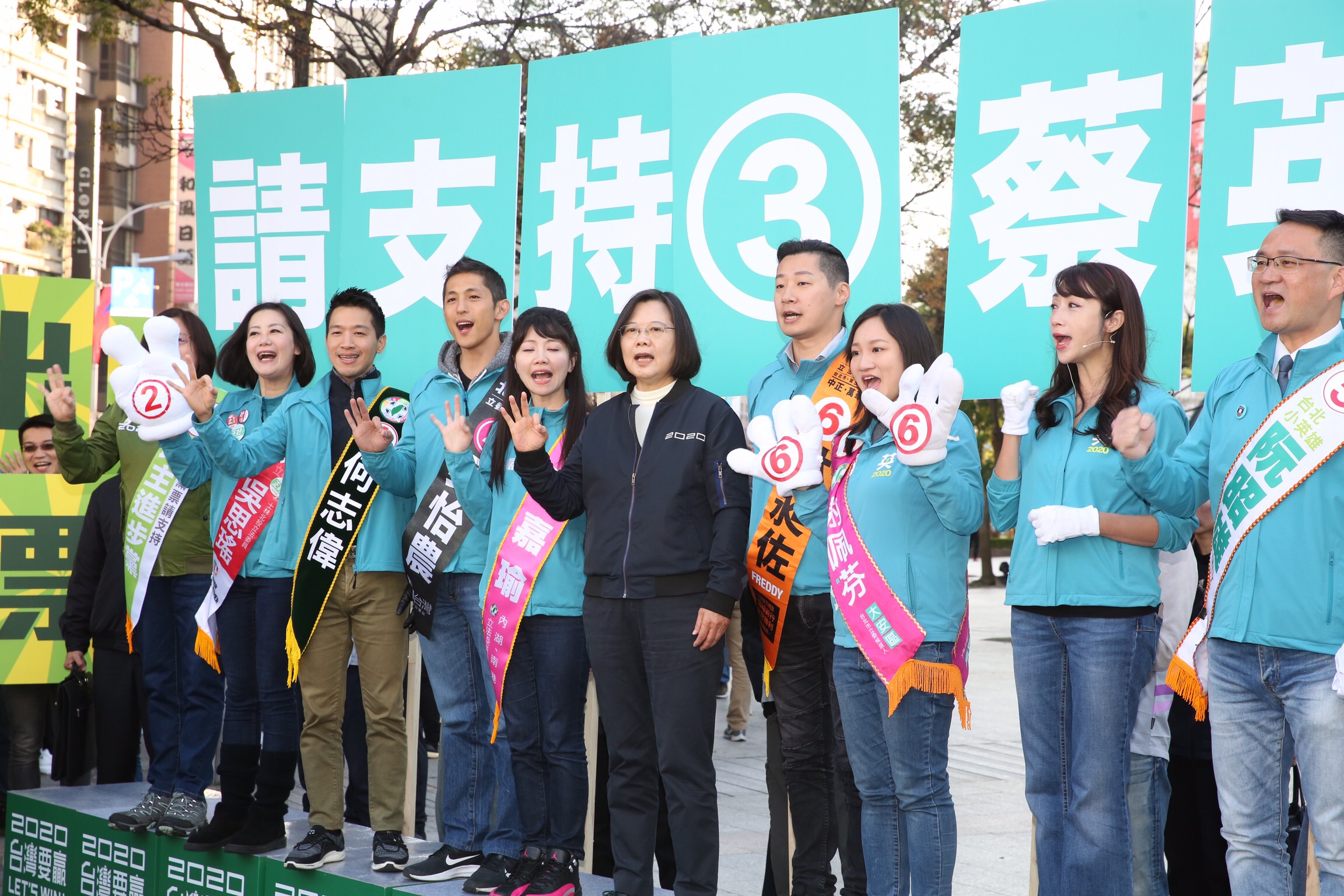 民進黨總統候選人蔡英文今早在台北小巨蛋旁為街頭拜票的民進黨北市立委候選人加油打氣。