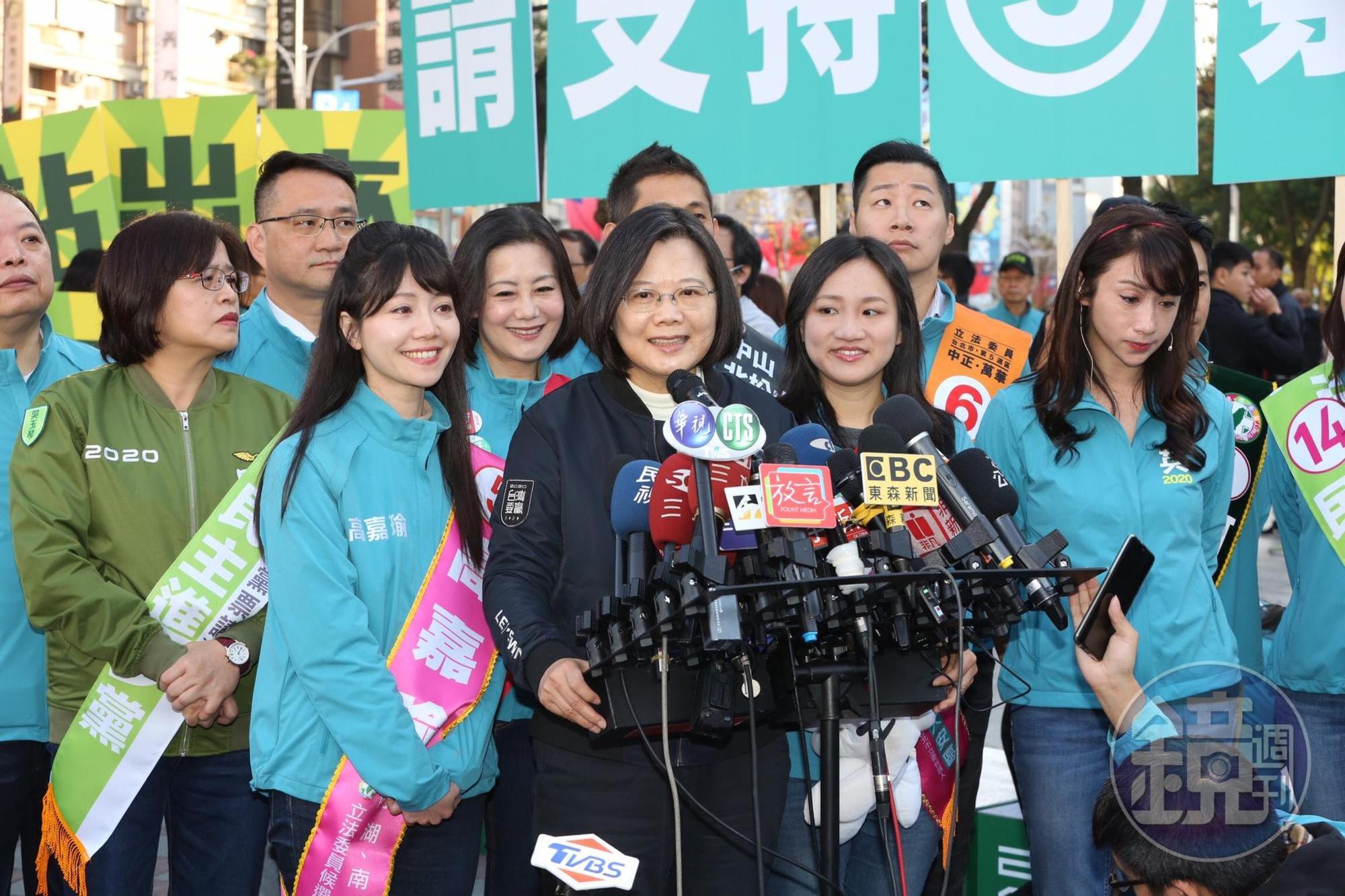 民進黨總統候選人蔡英文今早在台北小巨蛋旁接受媒體訪問。
