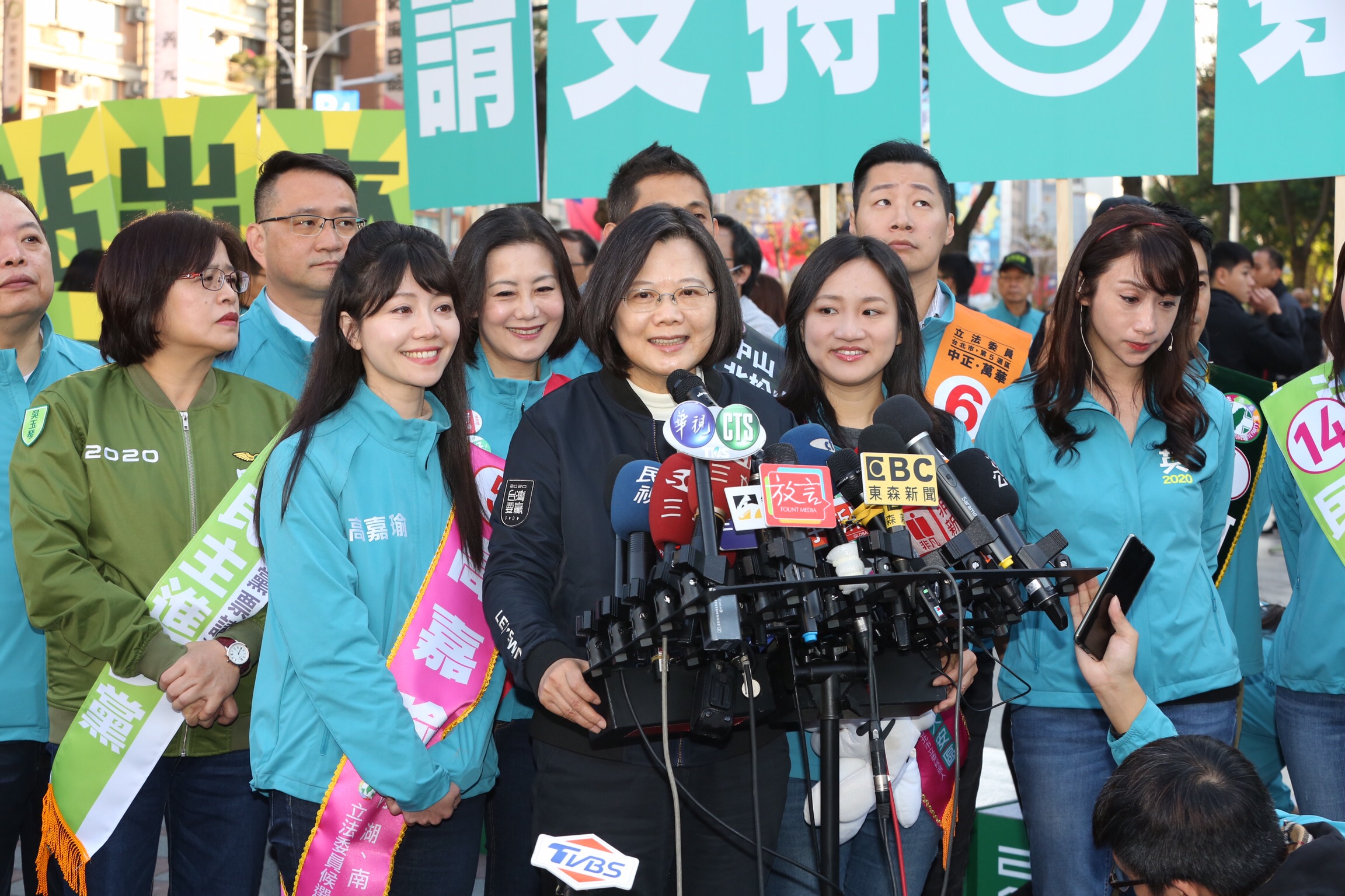 民進黨總統候選人蔡英文今早在台北小巨蛋旁接受媒體訪問。