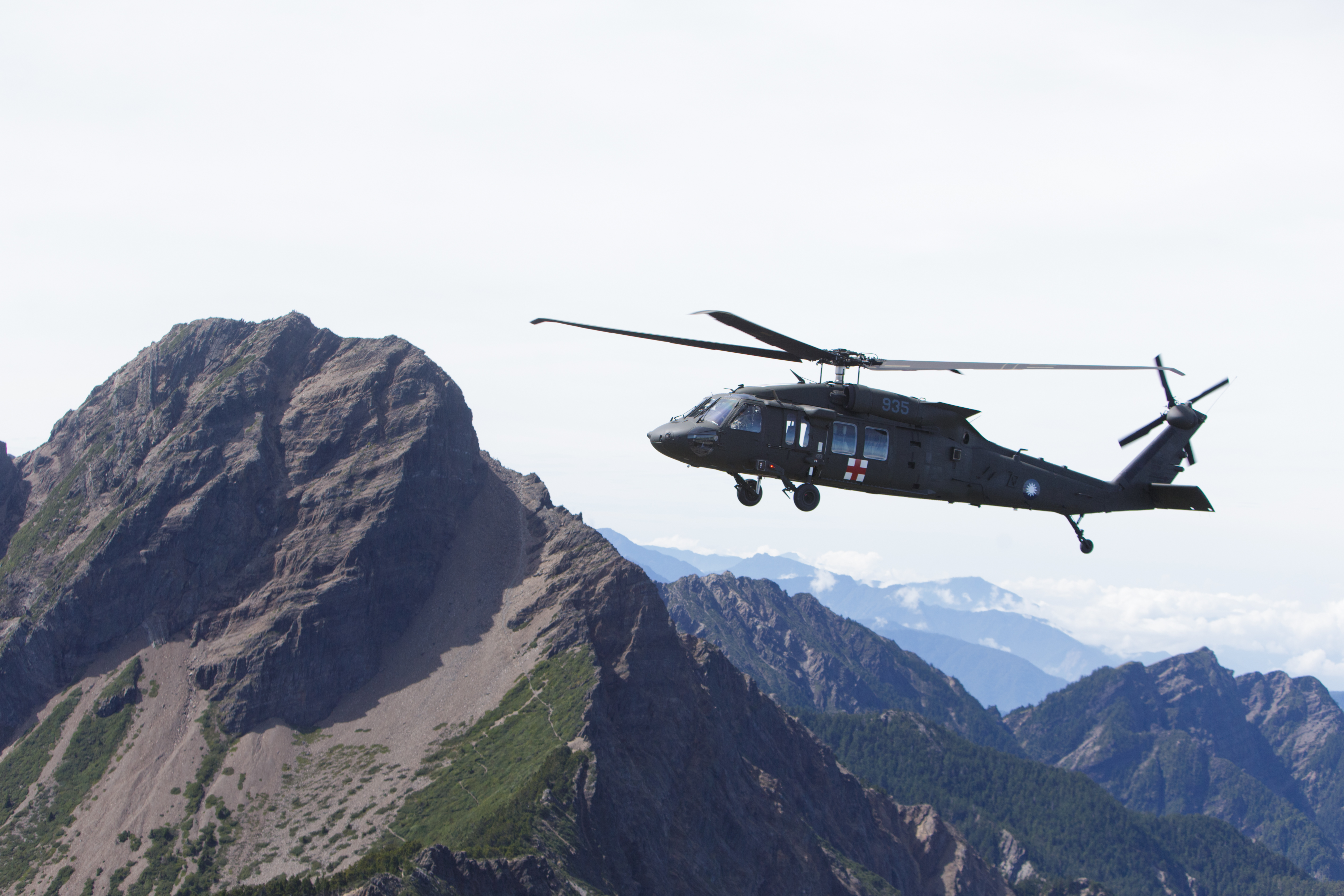 國軍斥資約新台幣846.73億元的UH-60M黑鷹直升機，因維護及操作成本高，被稱為「直升機界的勞斯萊斯」。（軍聞社）