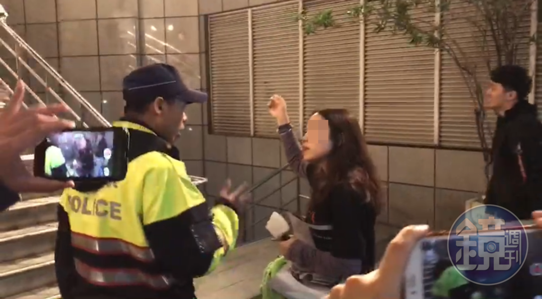 中國大陸女歌迷對警察謾罵:「靠,你們有病吧」,態度十分囂張。(讀者提供)