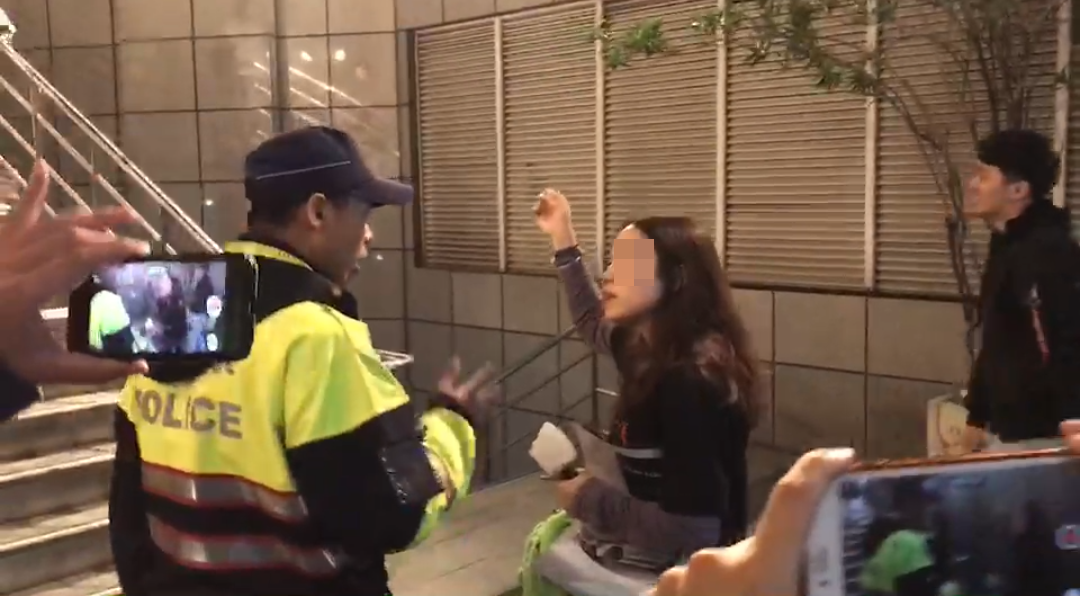 中國大陸女歌迷對警察謾罵：「靠，你們有病吧」，態度十分囂張。（讀者提供）