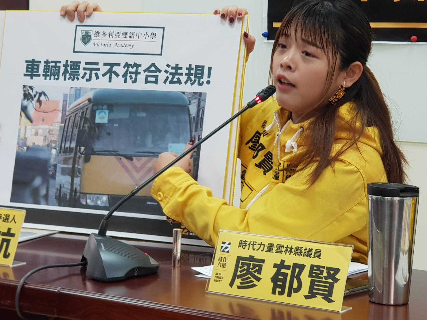 廖郁賢表示,她跟監拍到的交通車有部分合法,但至少有六條路線的車輛違法。