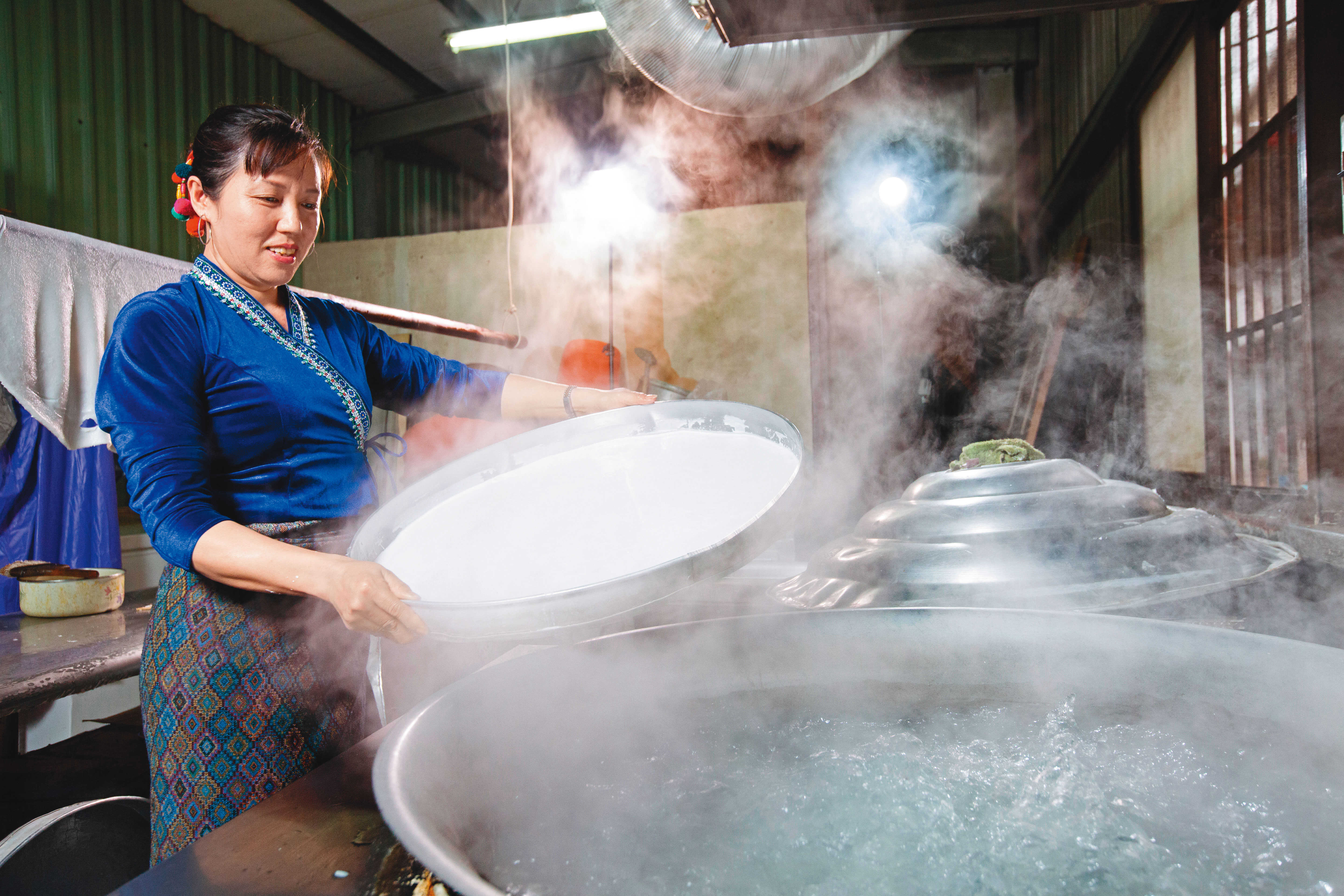 謝民嬌是緬甸華僑，娘家經營粑粑絲工廠，嫁來台灣後學習製作米干，接手已經有50年歷史的老店。