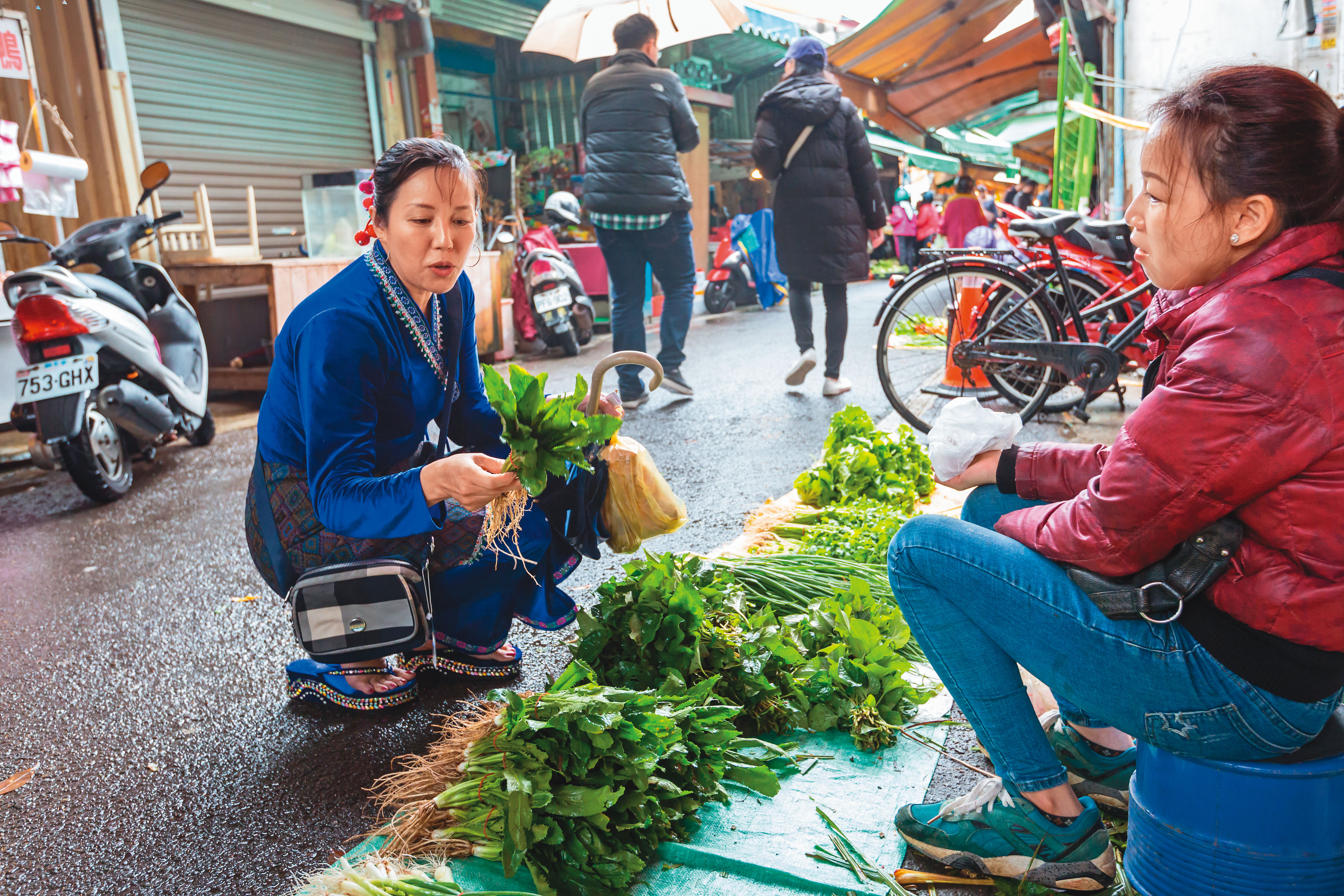 位於平鎮區的忠貞市場,有許多攤販販售滇緬料理所需的食材與香料,謝民嬌(左)每隔幾天就會去補貨。