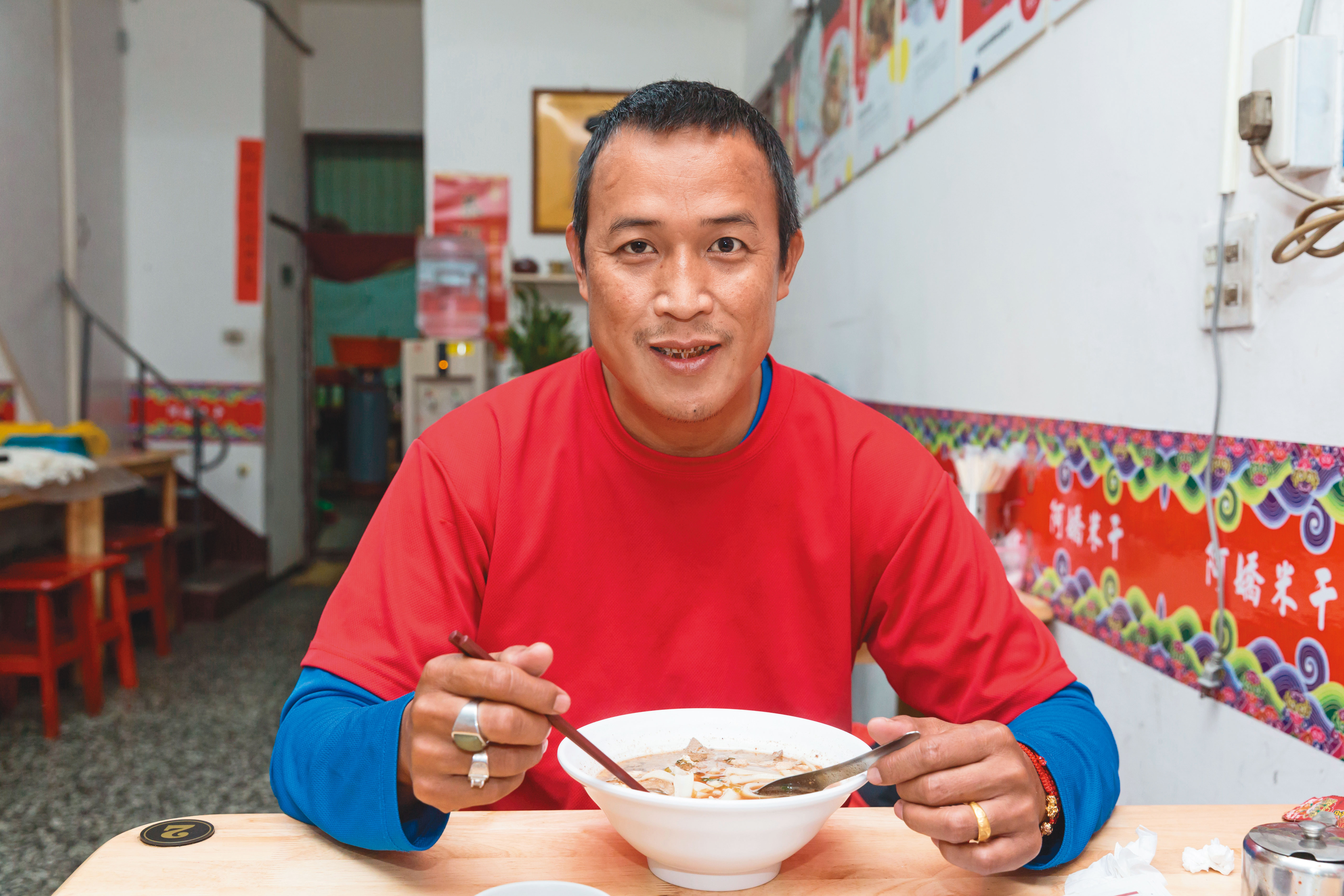 鄧青弘,42歲