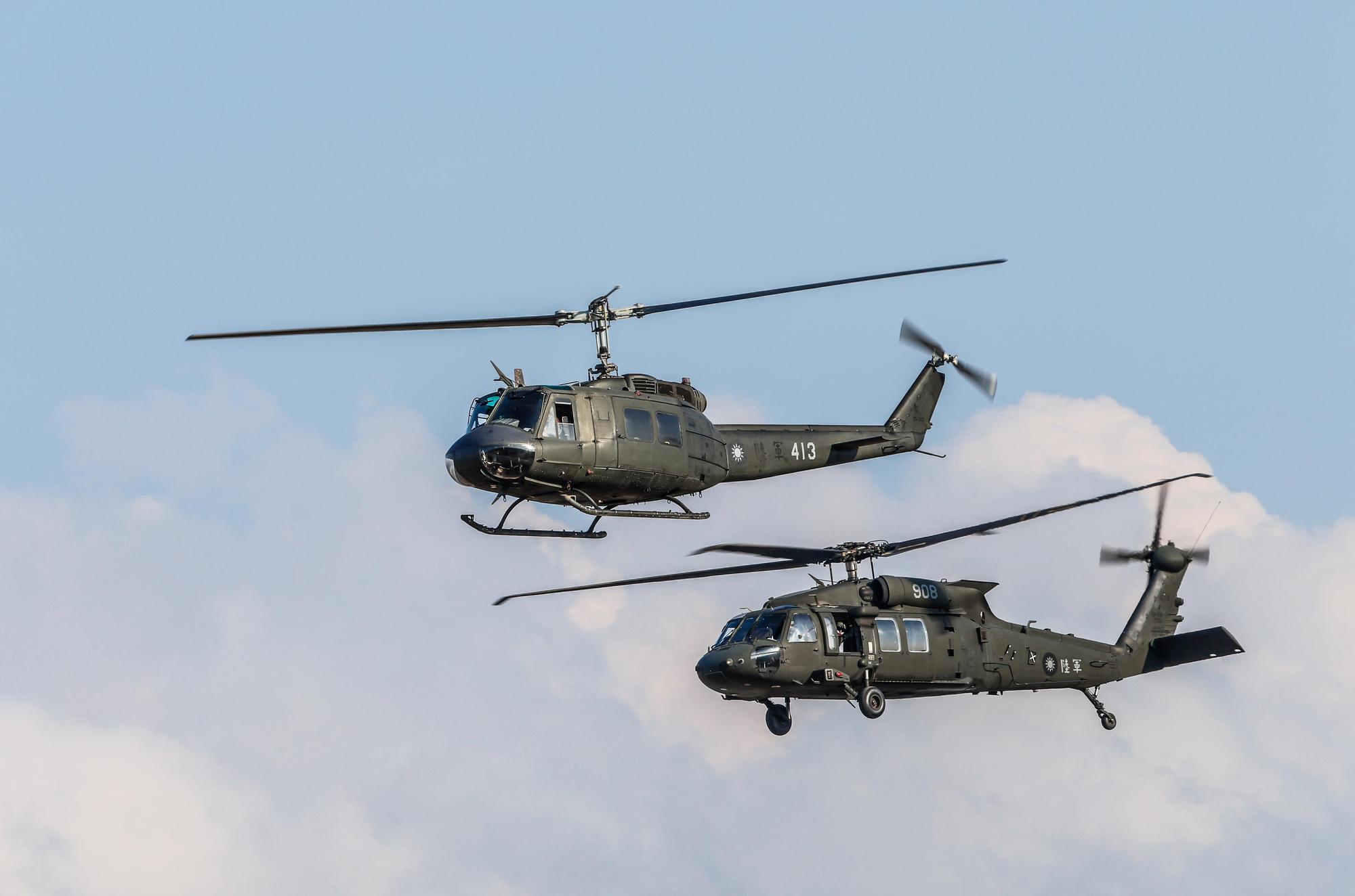 空軍司令部督察長黃志偉解釋搜救狀況,「部分人員困在機身殘骸、部分已經脫困」。 (軍聞社提供)