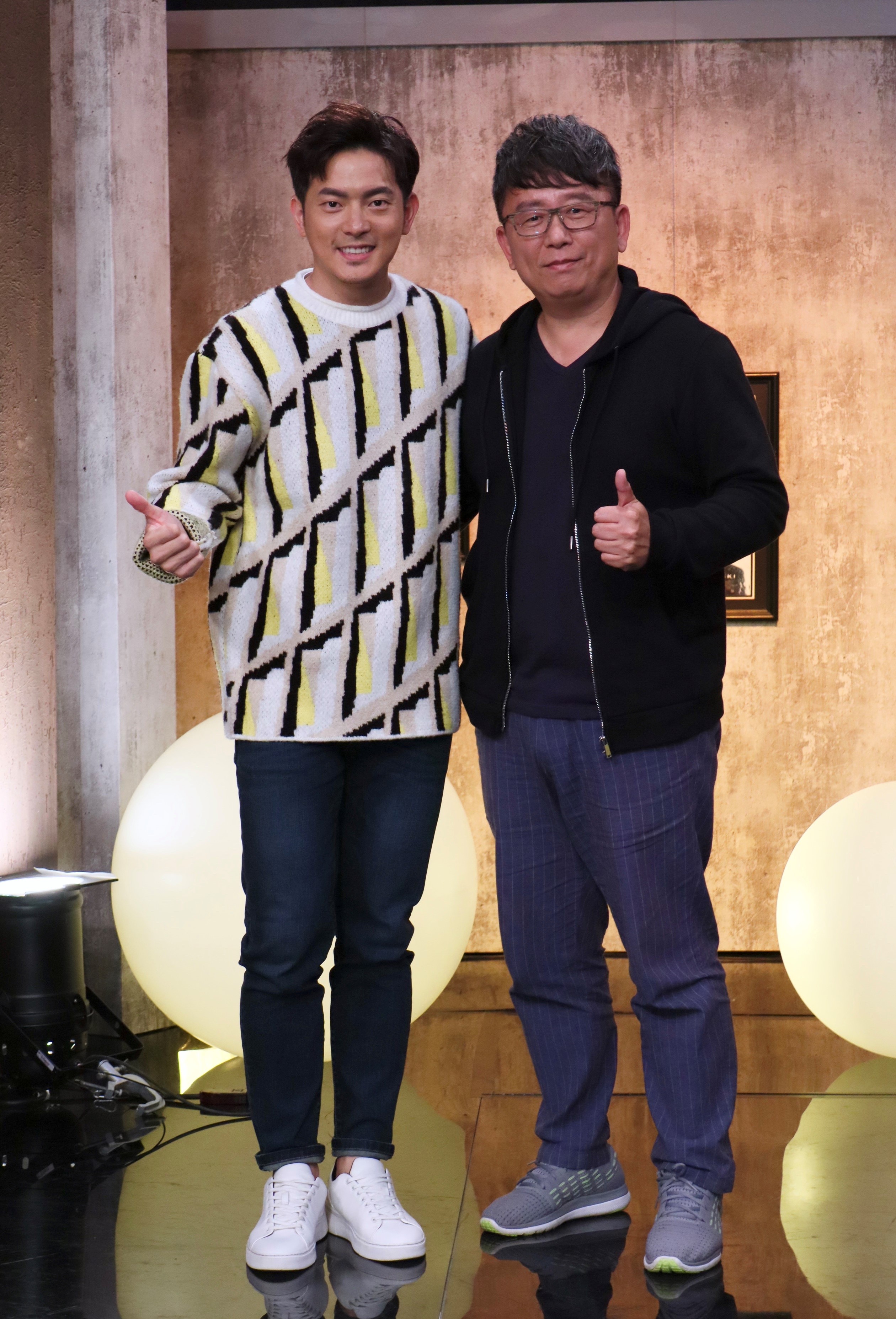 楊力州(右)導演透露前往南極前老婆為他保下巨額保險,事後發現因簽了生死狀,根本是白保的。(圖/E!Studio藝鏡到底提供)