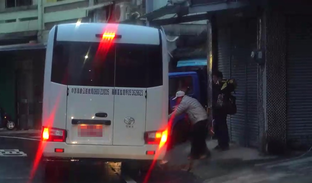 本刊直擊,白色校車一抵達目的地,小朋友急忙下車又趕緊駛離。