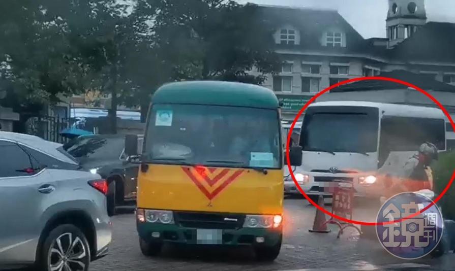 本刊直擊，維多利亞除了黃色校車外，還有20人座的白色中型巴士，車身噴有某通覽公司斗大字樣，明顯與教育部規定的合格黃色校車外觀不符。