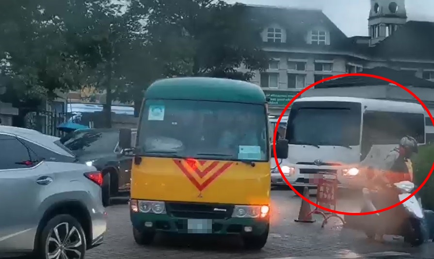 本刊直擊,維多利亞除了黃色校車外,還有20人座的白色中型巴士,車身噴有某通覽公司斗大字樣,明顯與教育部規定的合格黃色校車外觀不符。