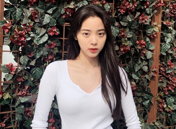 歐陽娜娜跨年夜在江蘇衛視度過，卻因口誤在2020年開始就被網友罵翻。（翻攝自歐陽娜娜微博）