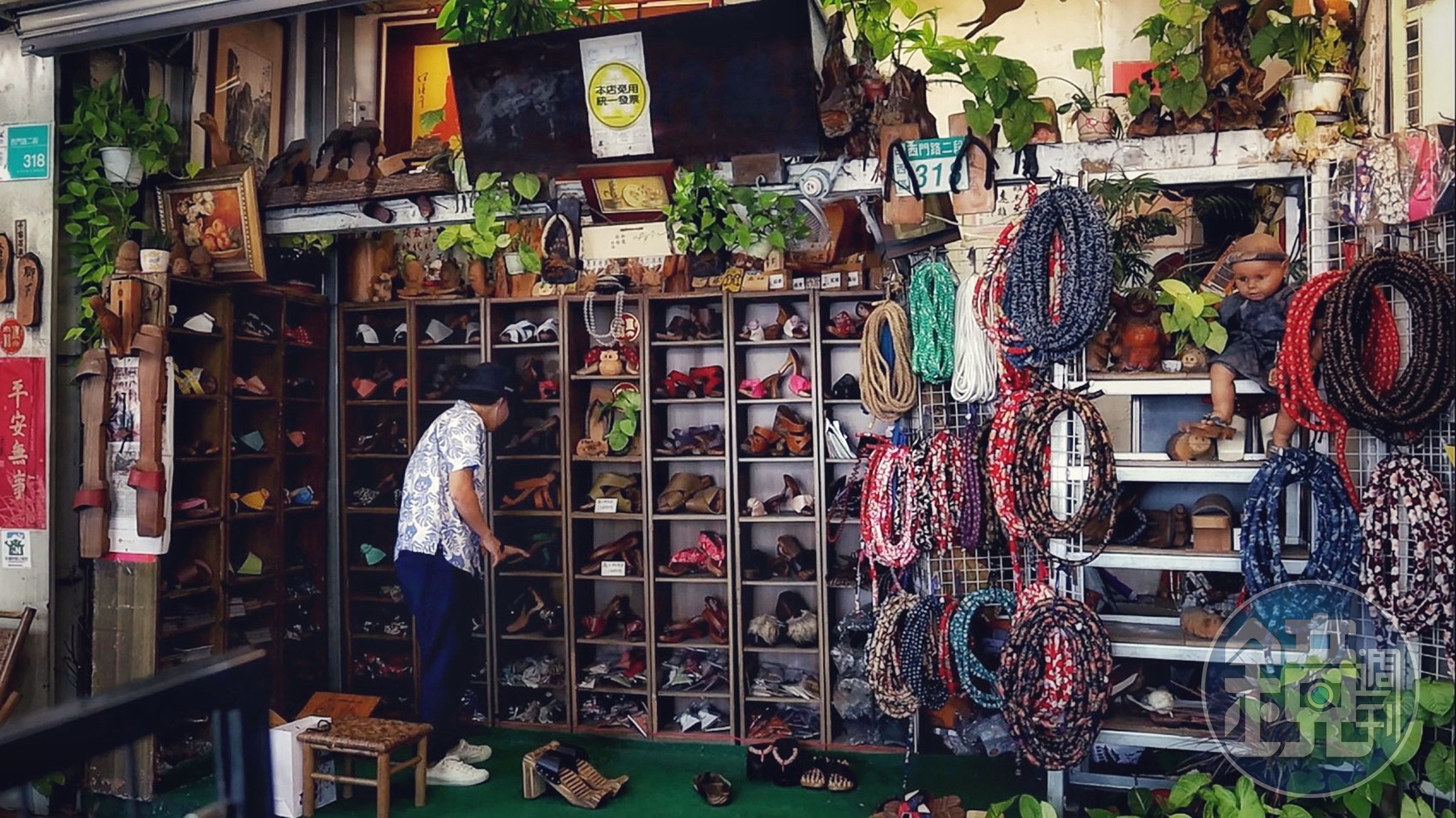 台南有一間傳到第四代的「府城百年木屐老店」，至今還製作客製化的手工木屐。