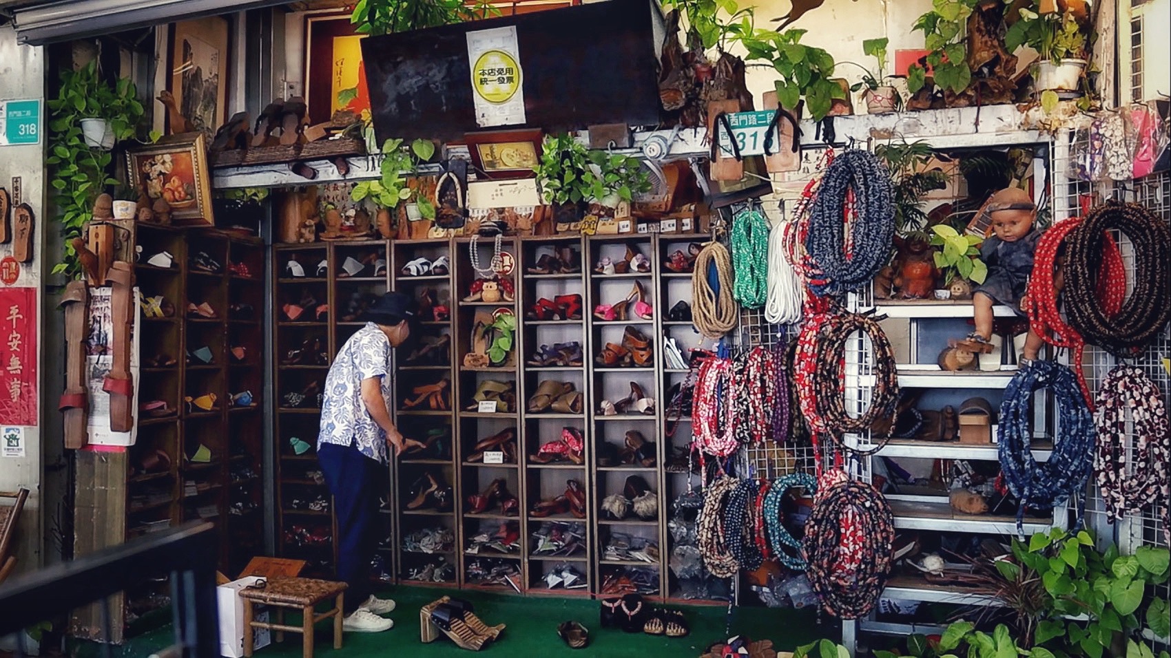 台南有一間傳到第四代的「府城百年木屐老店」，至今還製作客製化的手工木屐。