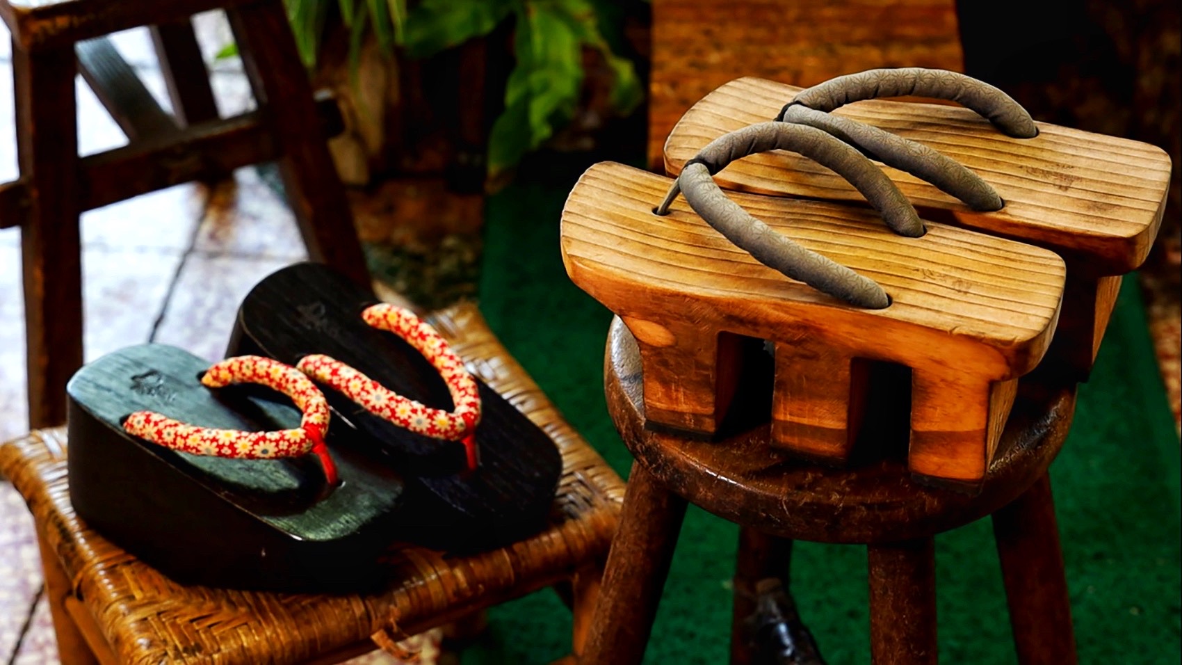 三齒的日式木屐是花魁穿的，黑底木屐則是藝伎的鞋子。