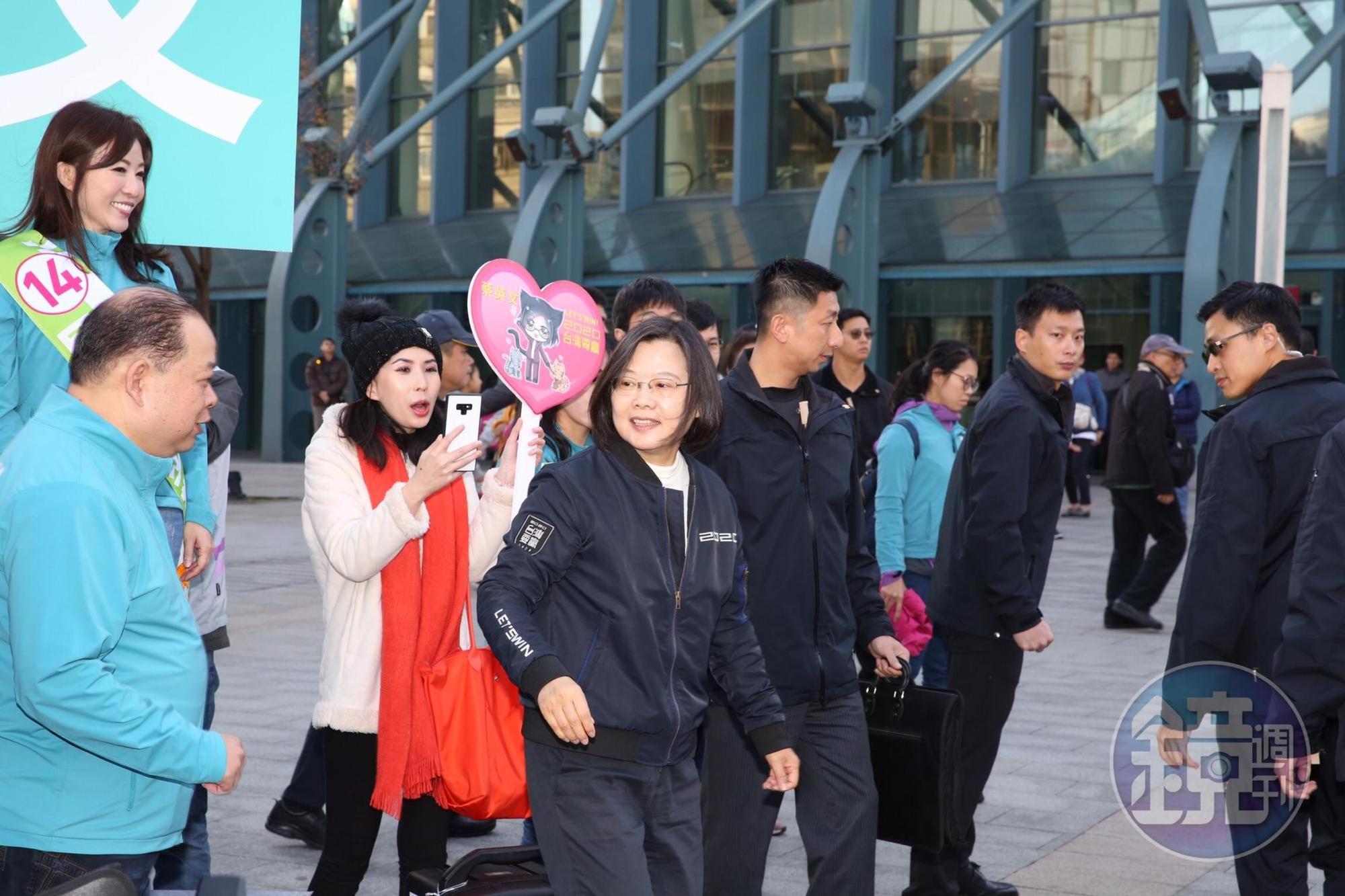 因黑鷹直升機迫降事件,總統蔡英文今取消下午以後所有行程。