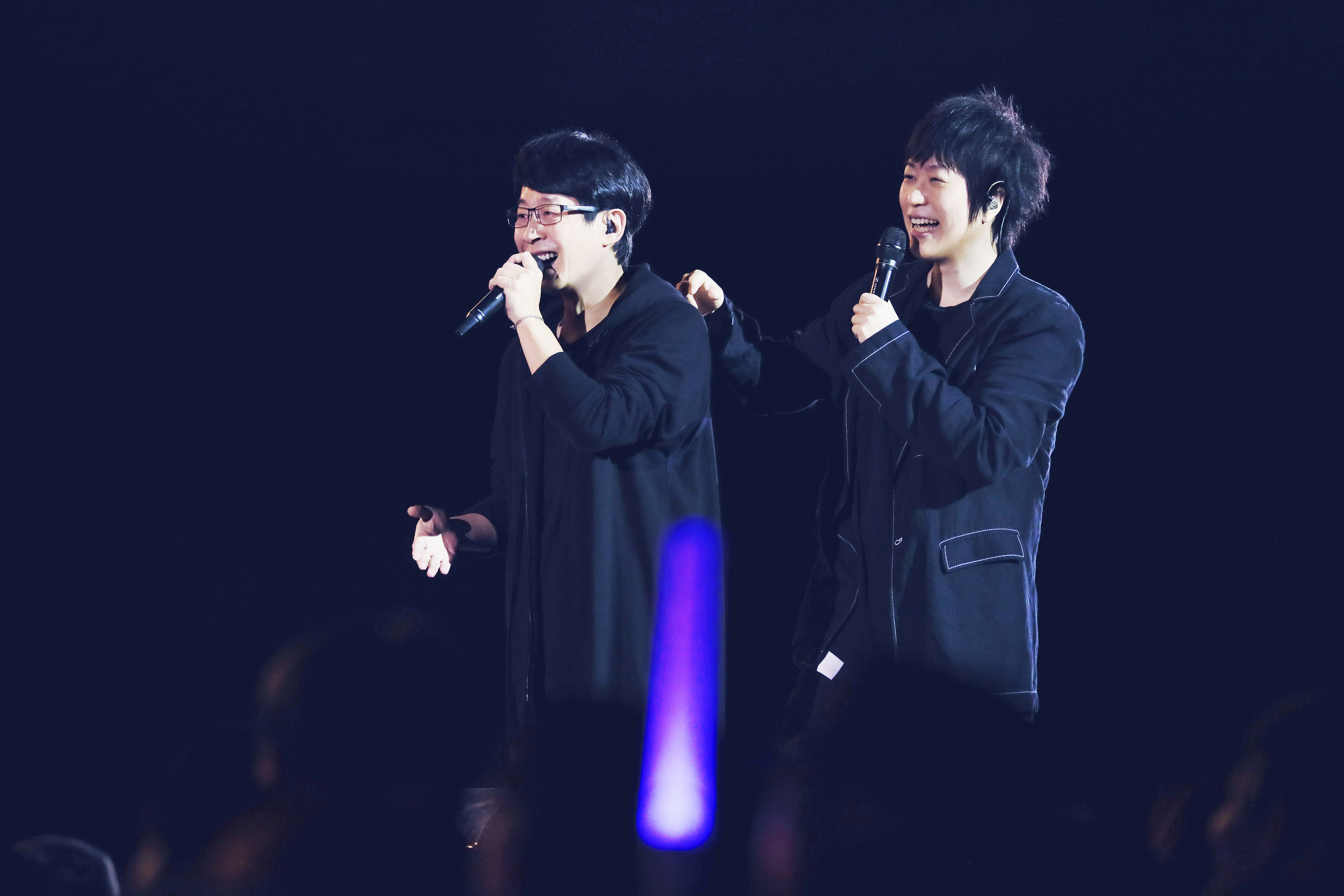 冠佑將台下歌迷稱為「家人」，阿信立馬打趣要他發紅包。（相信音樂提供）