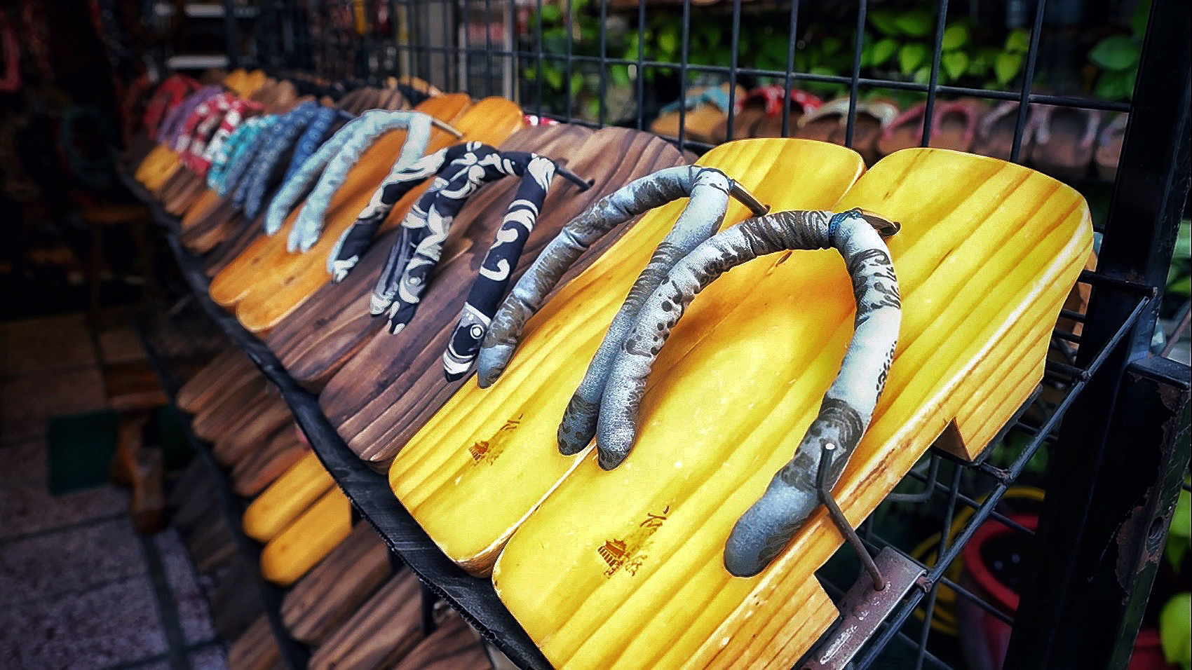 台灣的木屐產業在1950～1970年代最為鼎盛，生意好時一間店單日可賣兩三千雙。