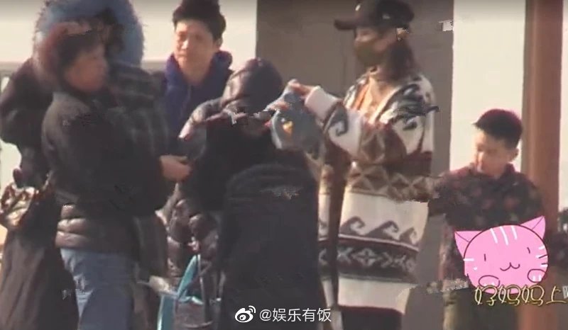 劉詩詩拿著手機替兒子拍照，吳奇隆則彎下腰逗弄兒子，一家三口難得同框。（翻攝自微博）