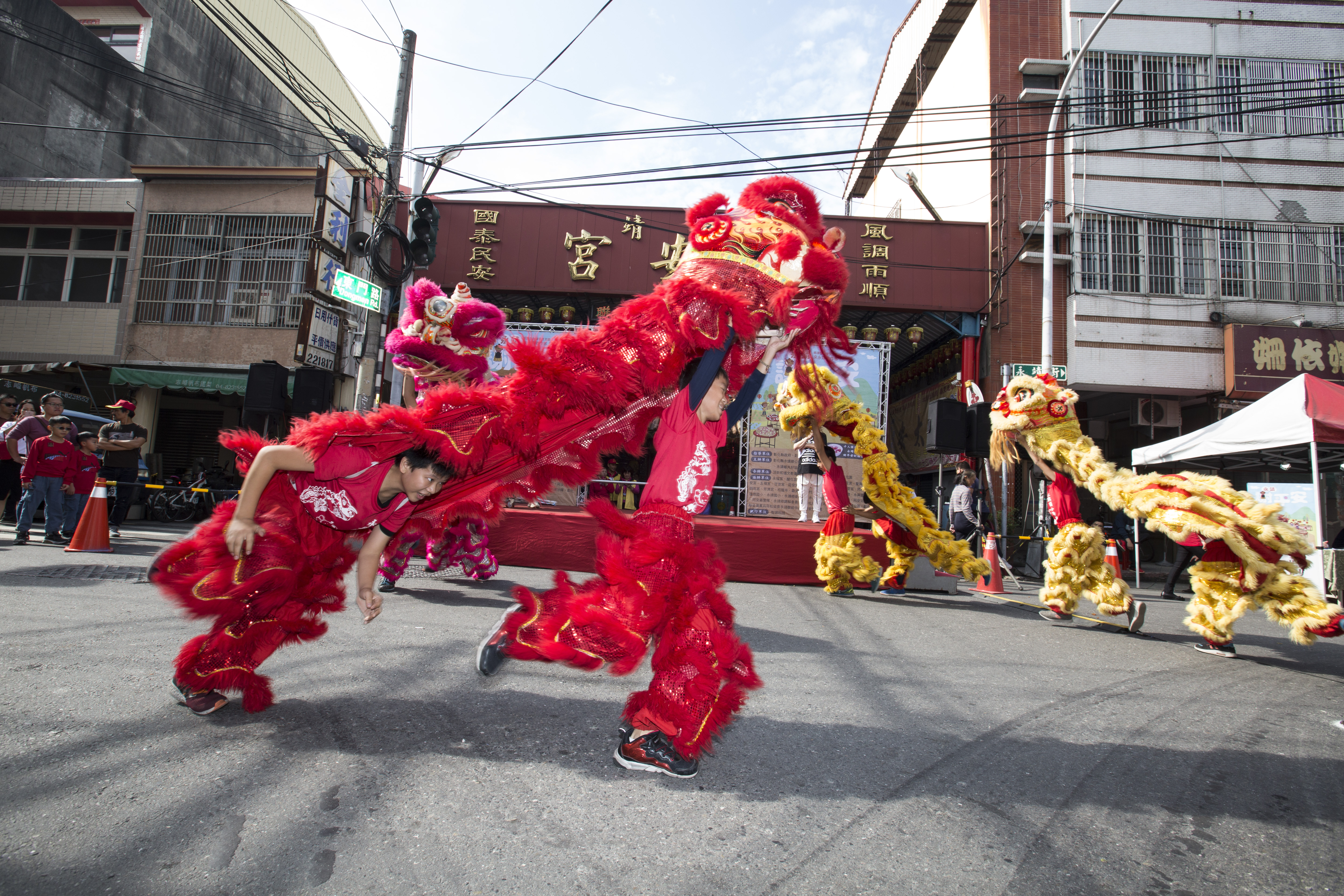 祭典中除了演出平安戲，還有在地小學精彩的民俗技藝表演。