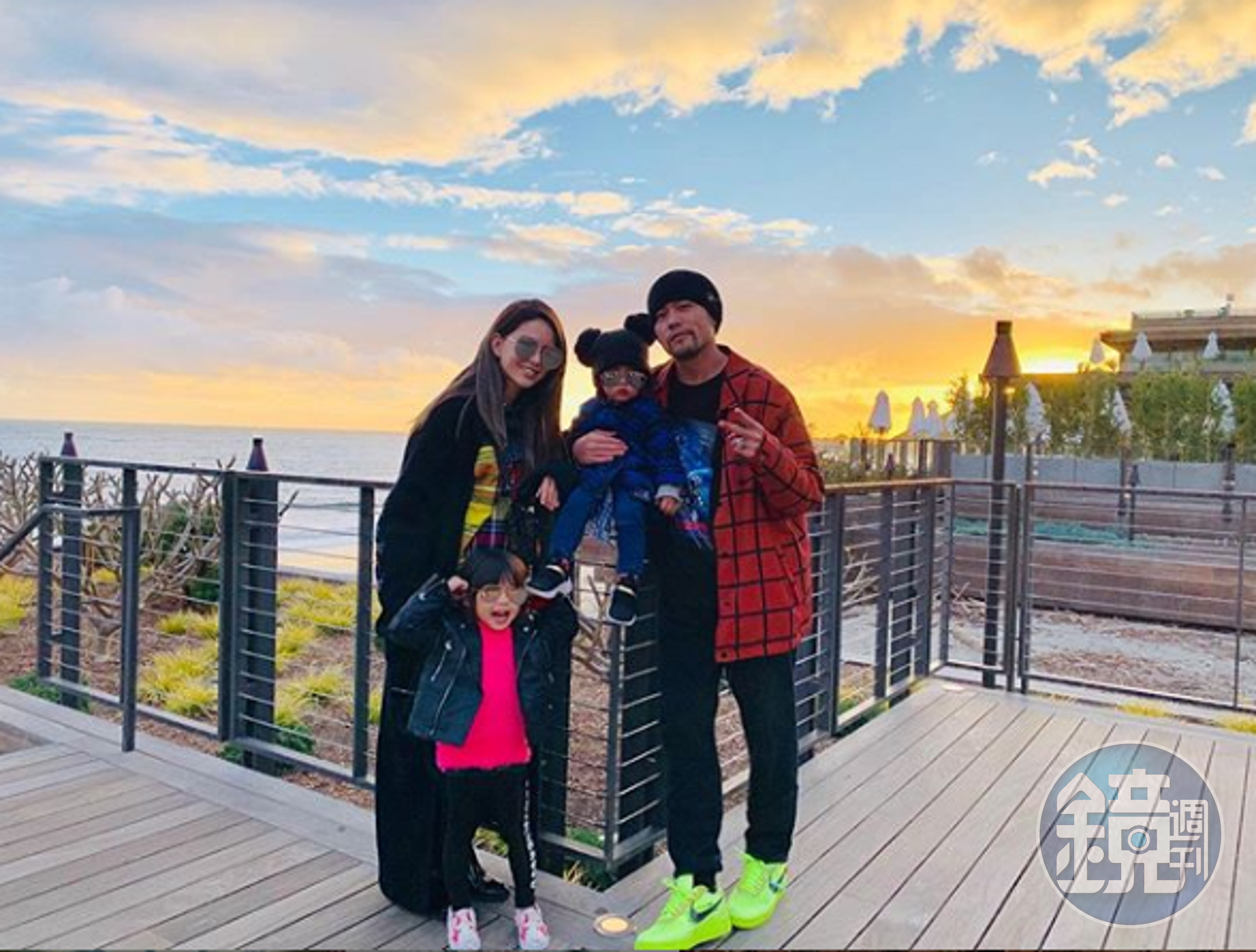 昆凌在Instagram發文，特地送上新年祝福，「Chou family（周家人）祝大家新年快樂！」並po出全家福照。（翻攝自昆凌IG）