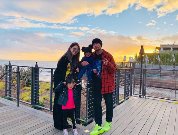 昆凌在Instagram發文，特地送上新年祝福，「Chou family（周家人）祝大家新年快樂！」並po出全家福照。（翻攝自昆凌IG）