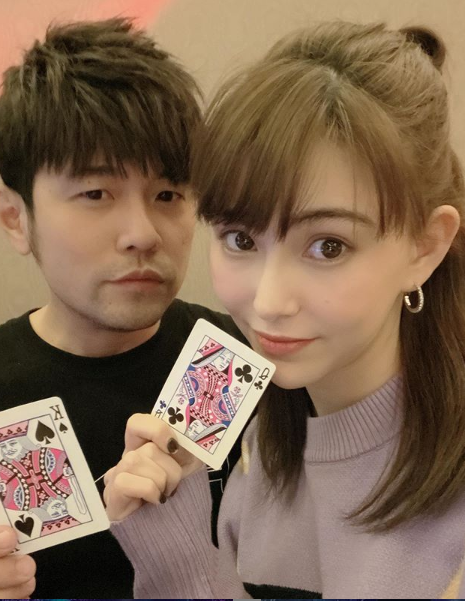 周杰倫曬出和昆凌的合照，2人手上則各拿著國王K與皇后Q的撲克牌。（翻攝自周杰倫IG）