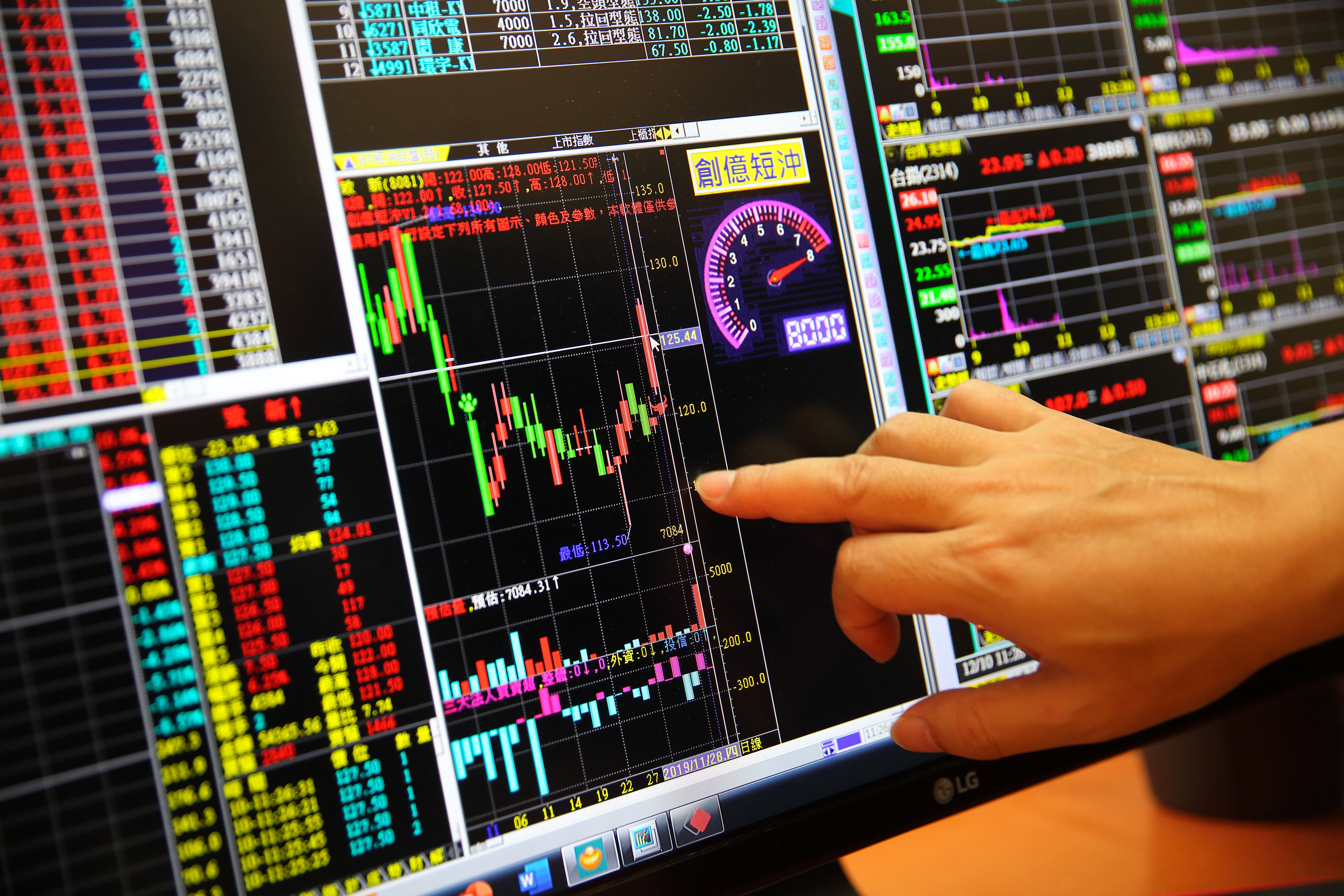 大學念資管系的楊雲翔，自創量價投資術並寫成程式，不僅用於台股，還發展到全球指數、商品等期貨程式交易。