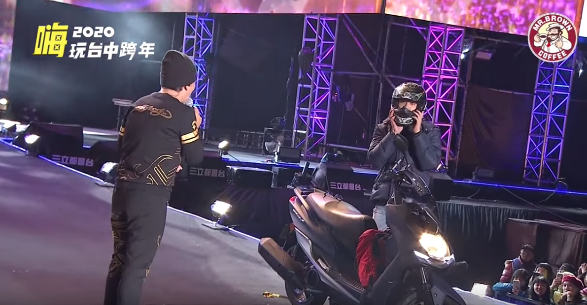 吳宗憲跨年演唱到一半，一位機車騎士把機車騎上台。（翻攝自YouTube）