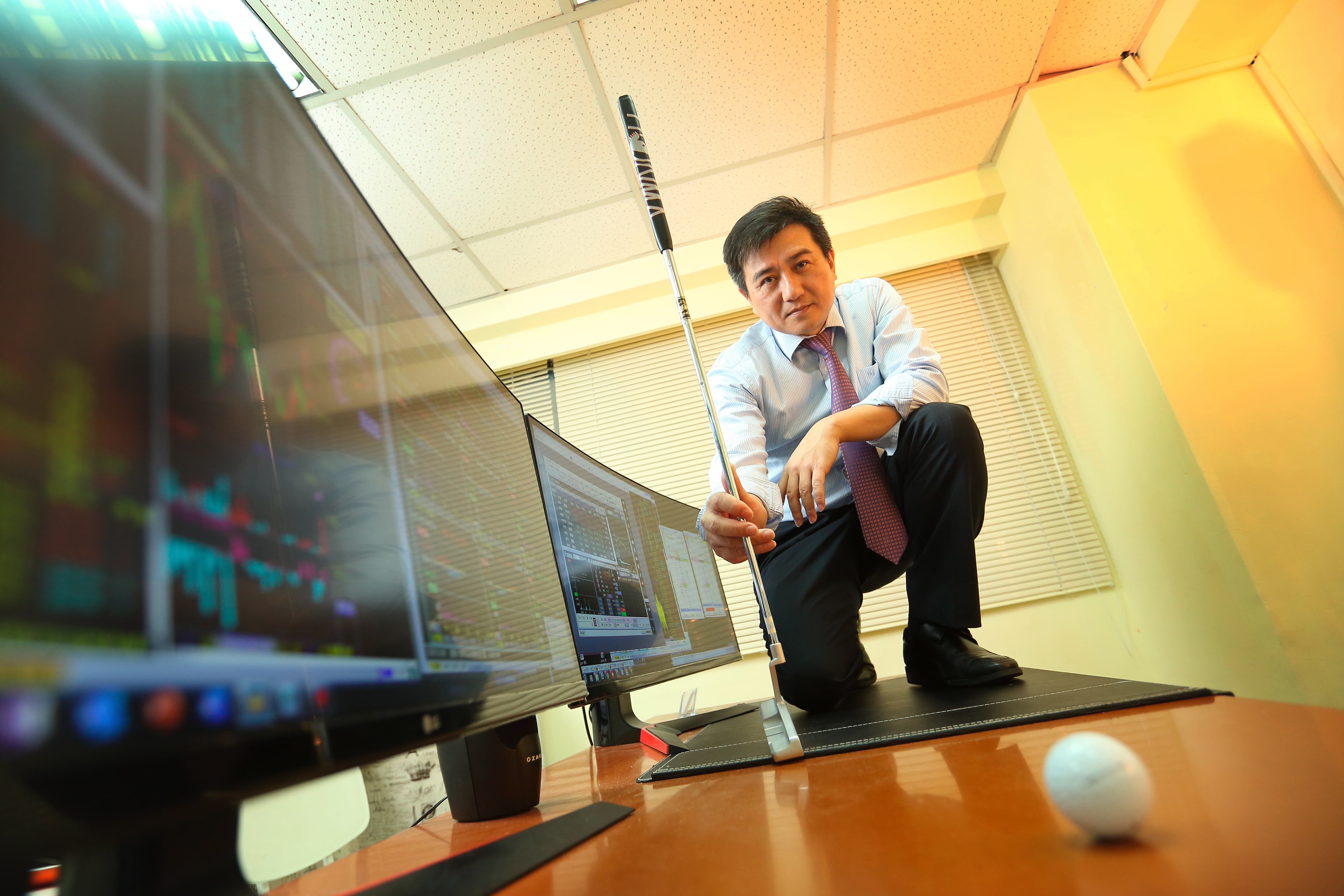 每天面對3台桌上型電腦、2台筆記型電腦，楊雲翔做交易的眼神就像盯住高爾夫球揮桿般犀利。